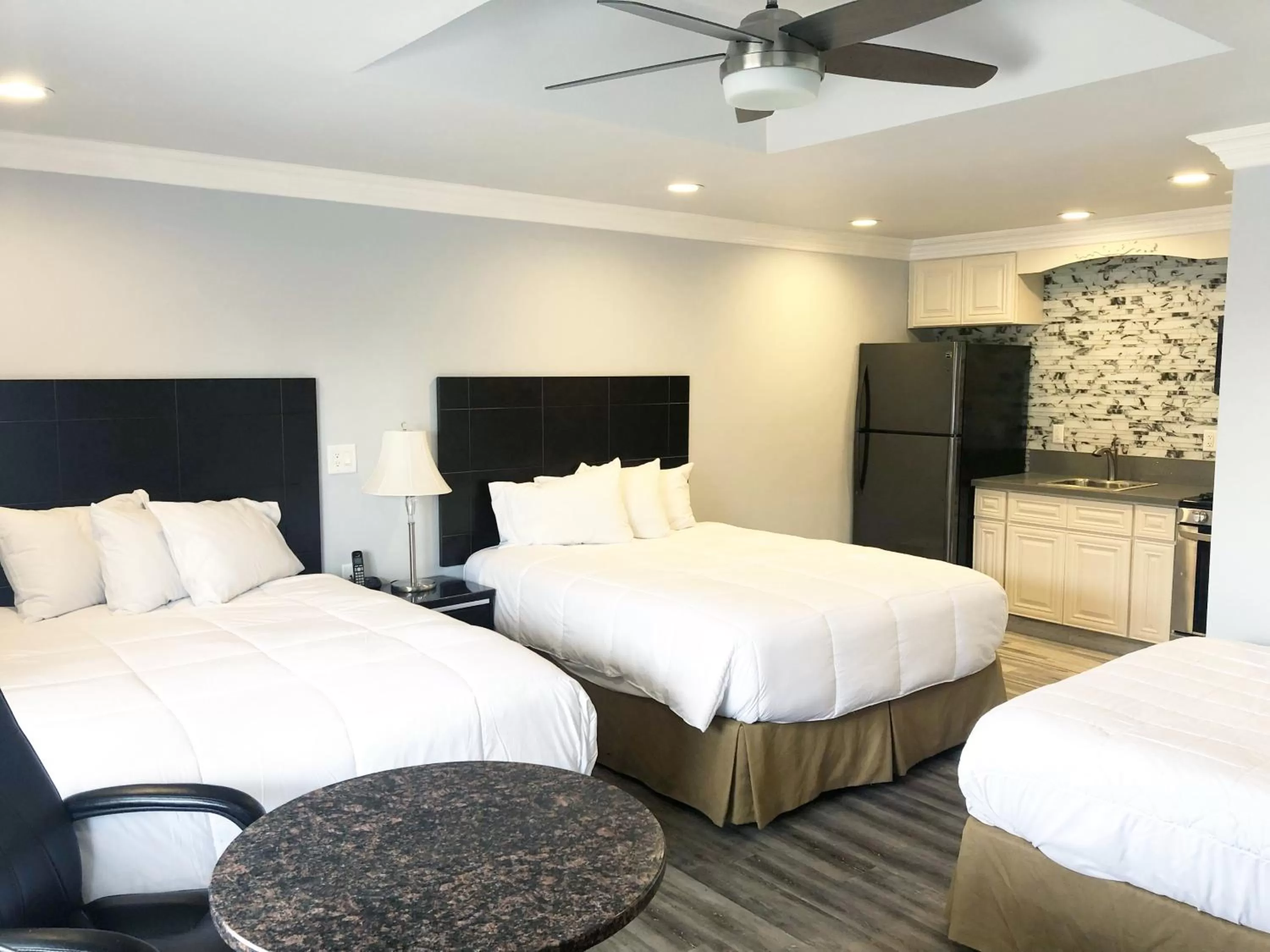 Family, Bed in Crystal Lodge Motel