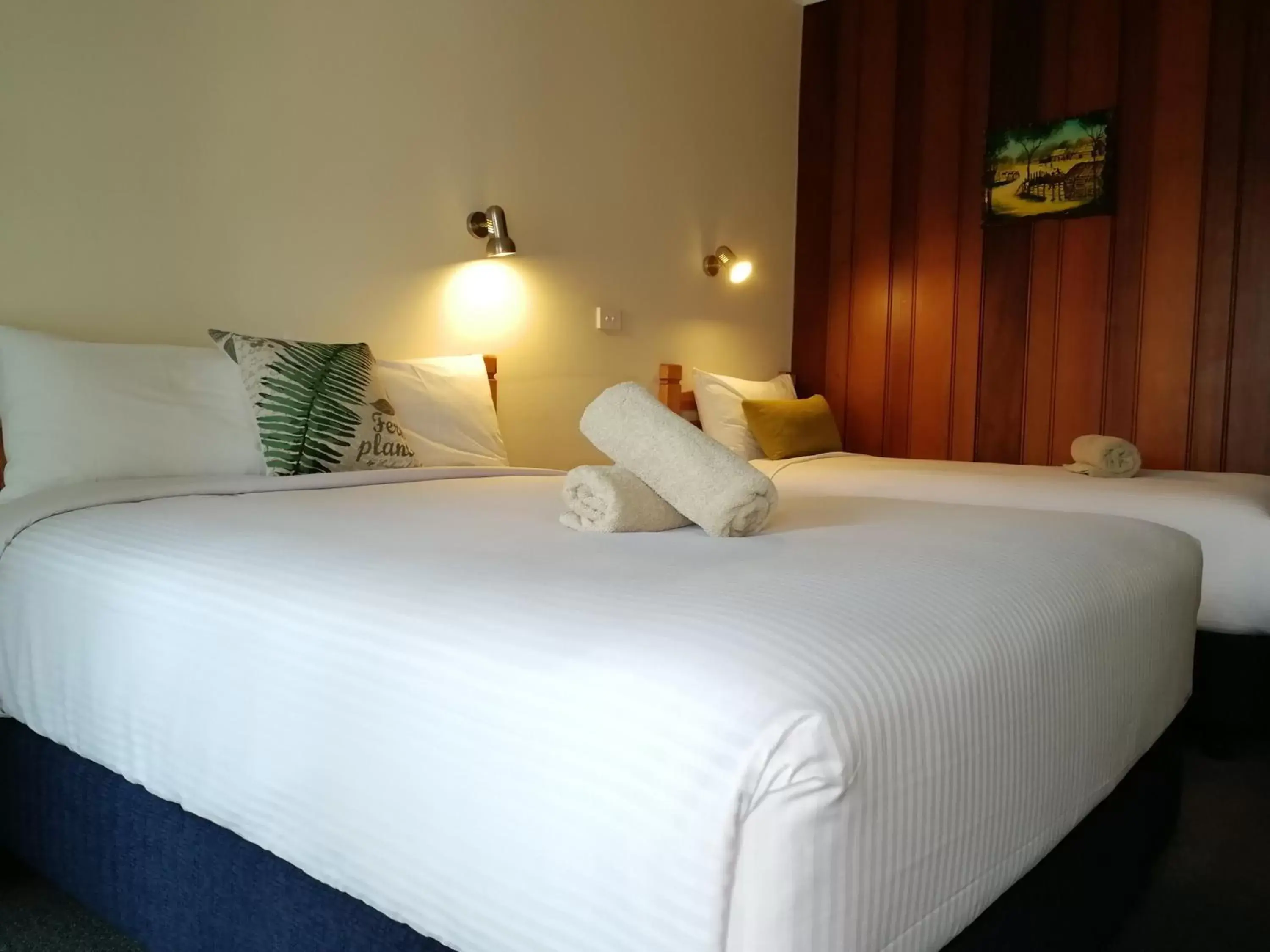 Bed in Banjo Paterson Motor Inn