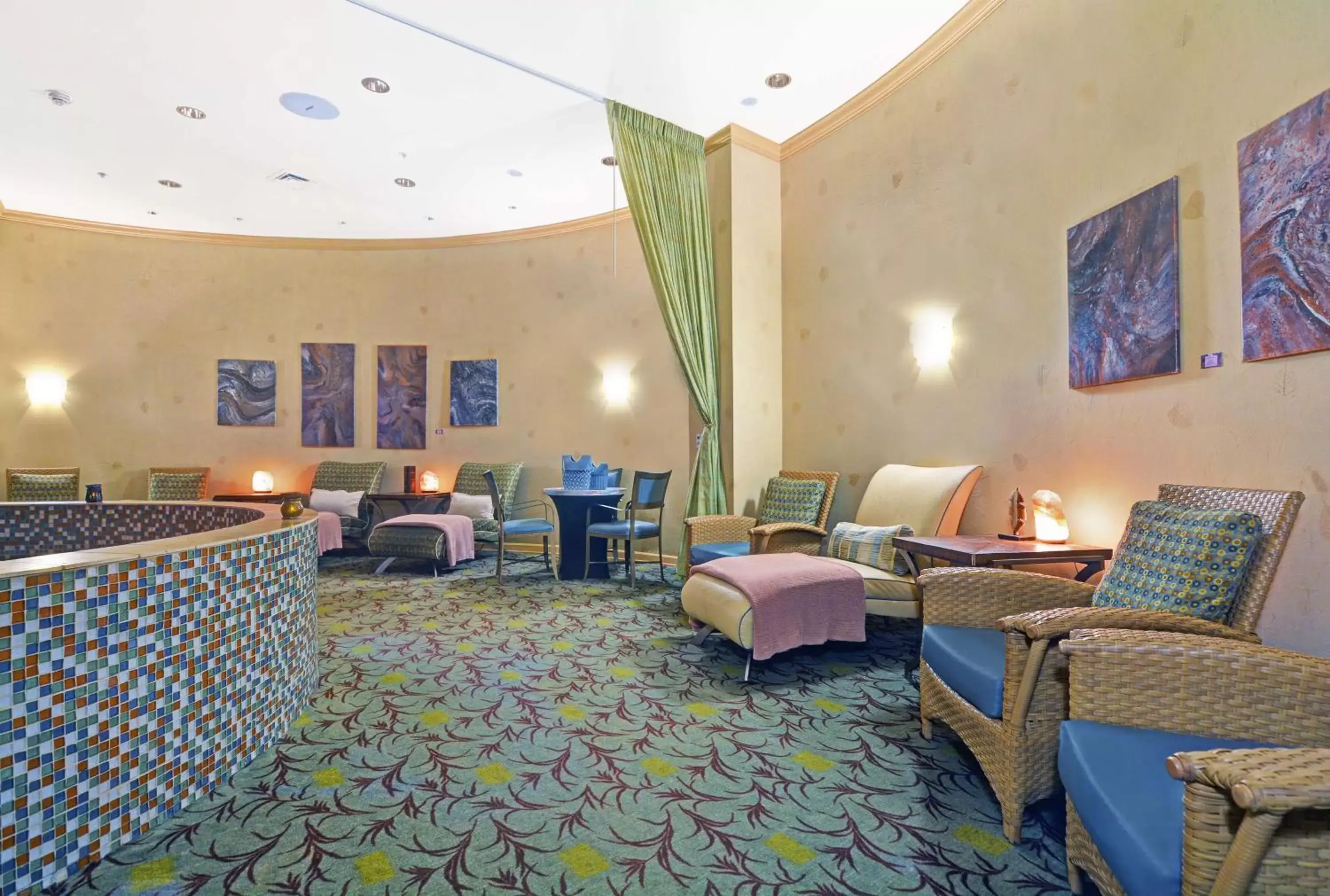 Spa and wellness centre/facilities, Lounge/Bar in Embassy Suites Northwest Arkansas - Hotel, Spa & Convention Center