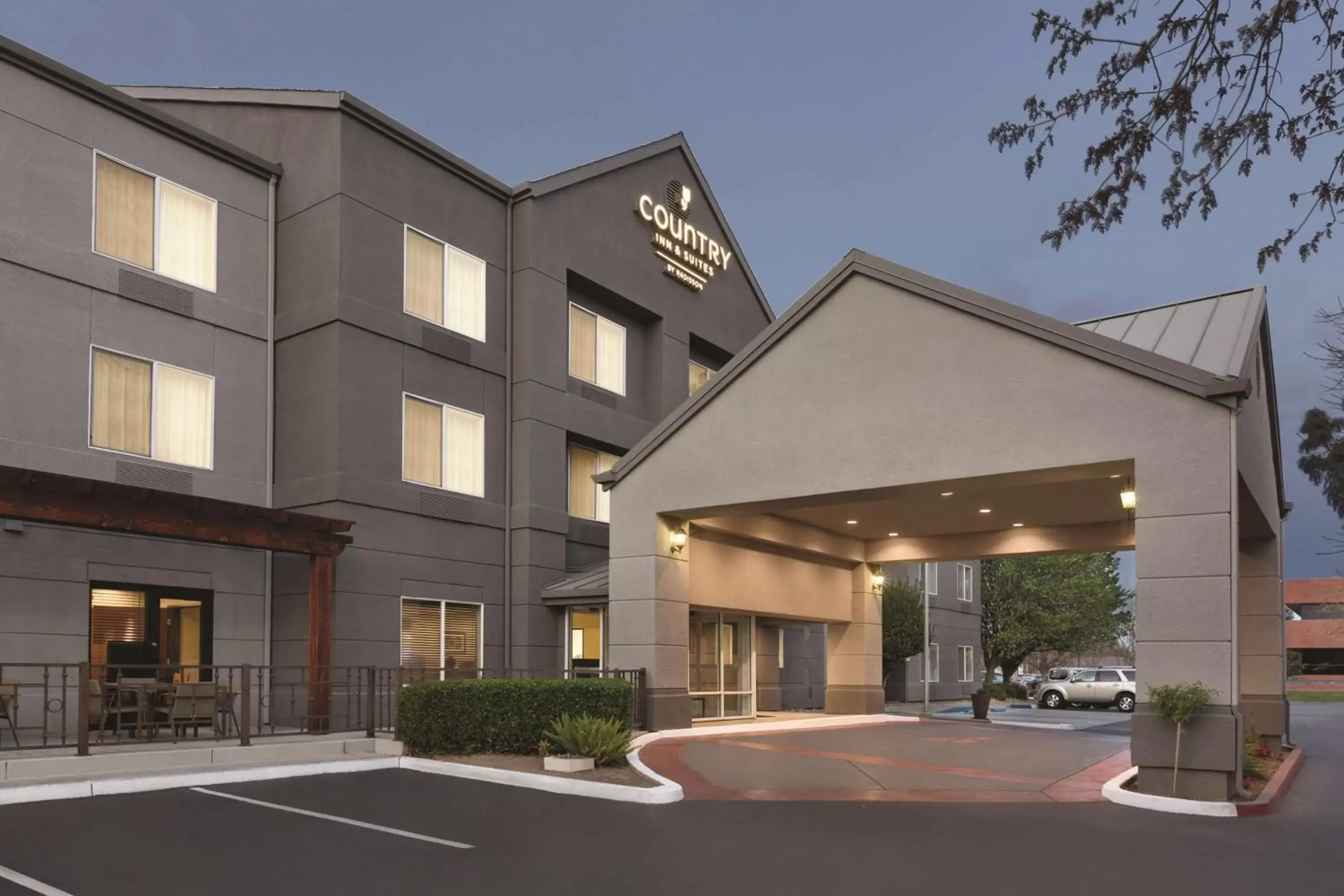 Property Building in Country Inn & Suites by Radisson, Fresno North, CA