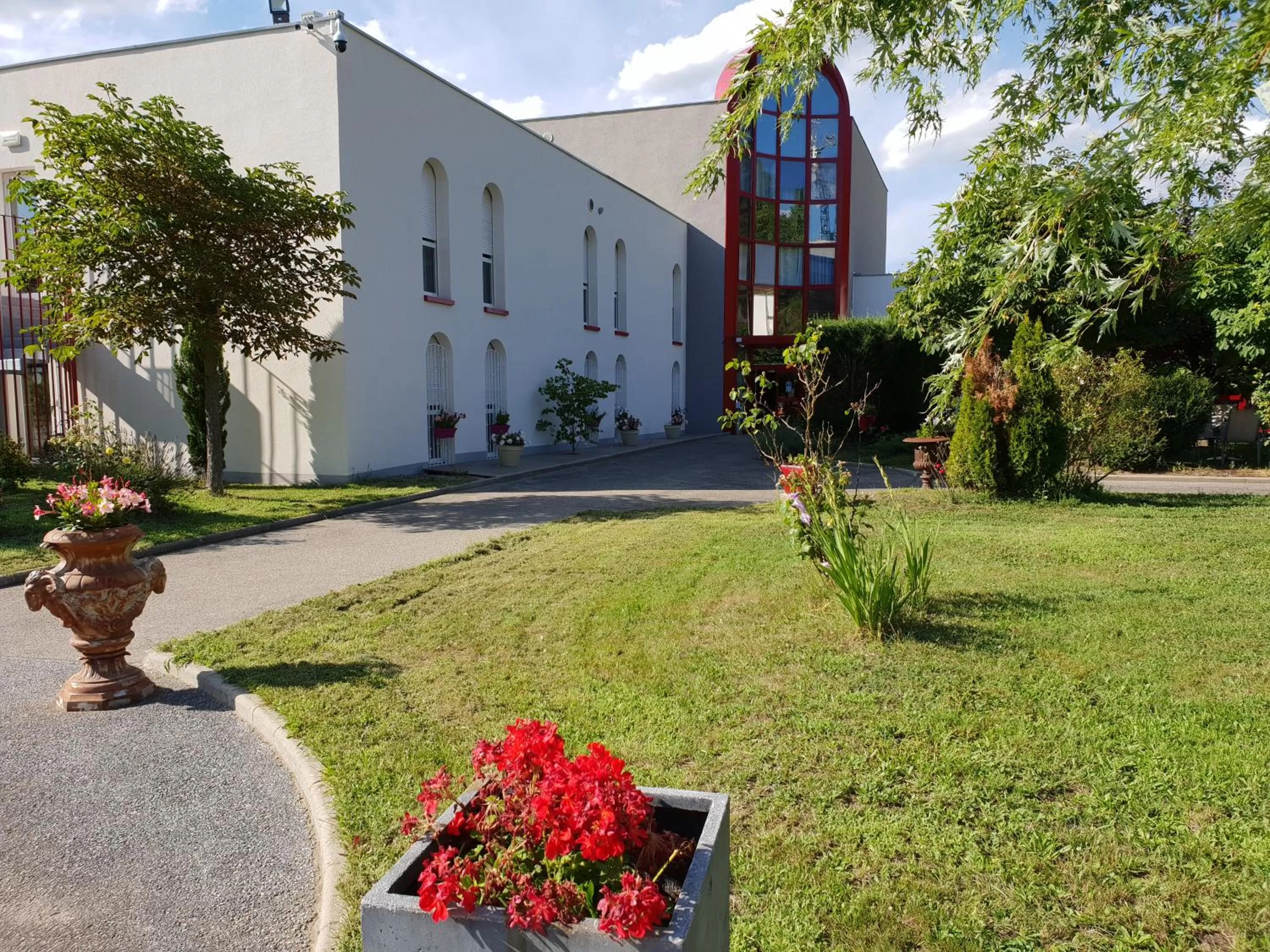 Facade/entrance in L'Abribis