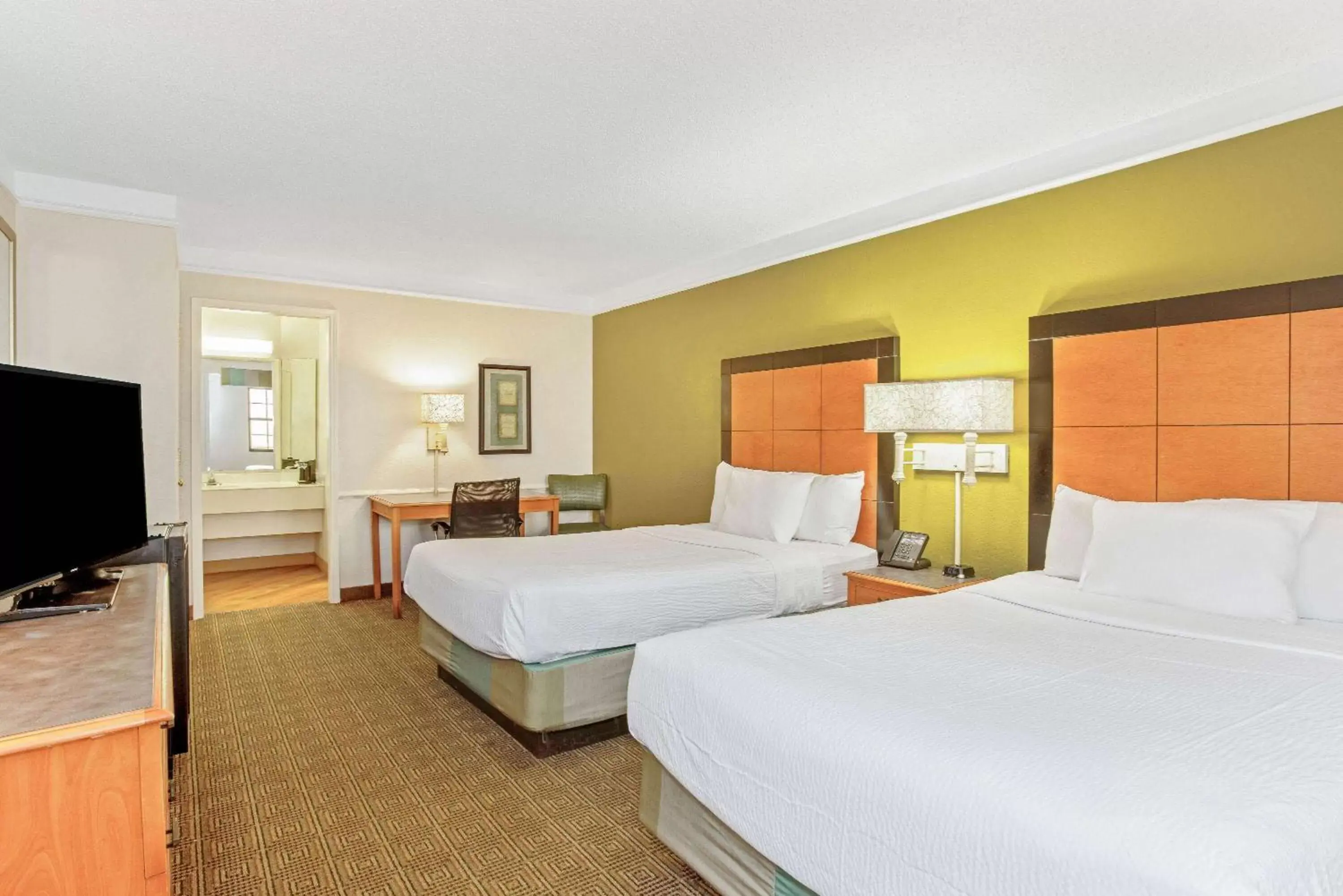 Photo of the whole room, Bed in La Quinta Inn by Wyndham Orlando Airport West