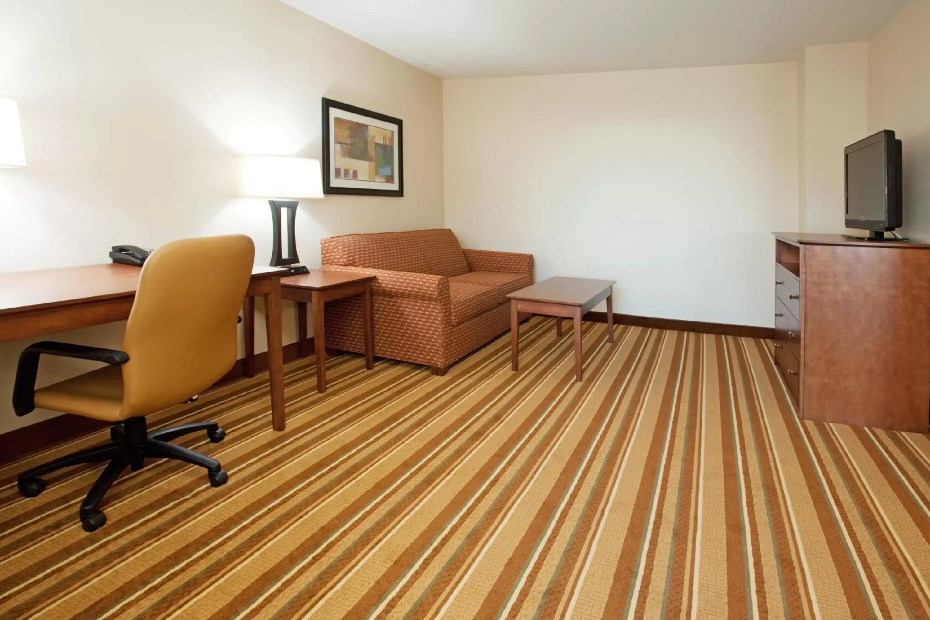 Photo of the whole room, Seating Area in Holiday Inn Express and Suites Los Alamos Entrada Park, an IHG Hotel