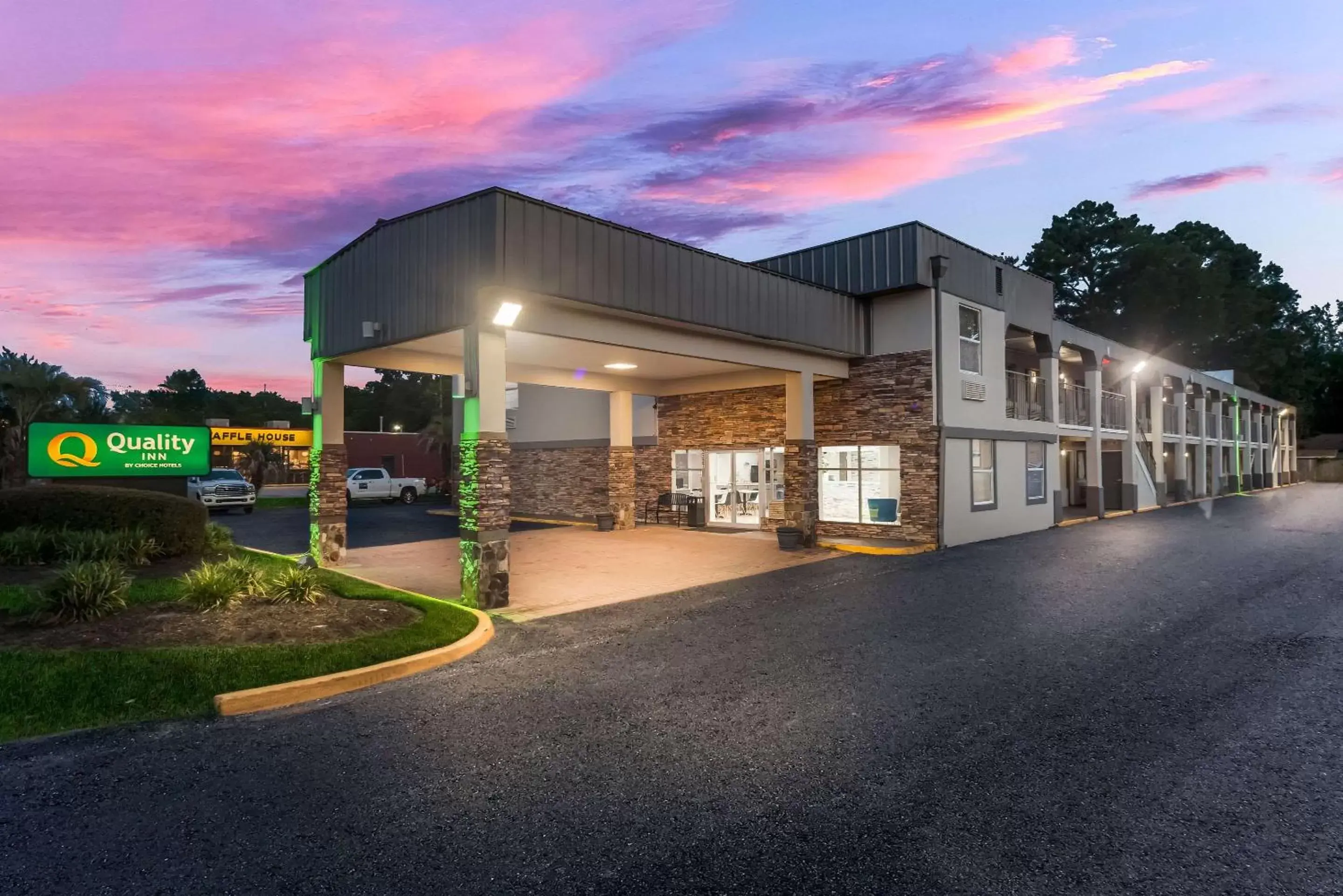 Property building in Quality Inn Charleston - West Ashley Property building in Quality Inn Charleston - West Ashley