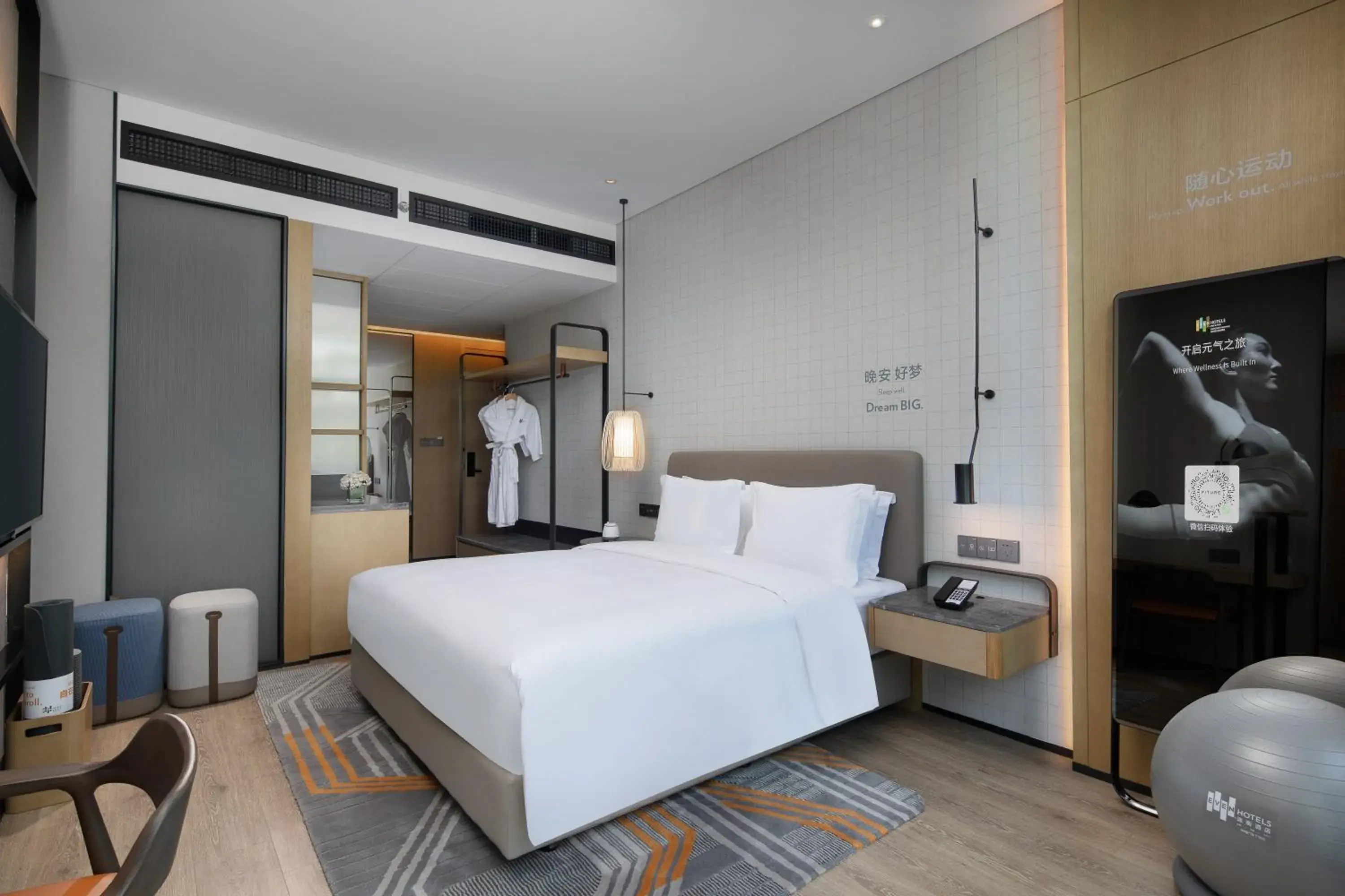 Photo of the whole room, Bed in EVEN Hotel Shenzhen Nanshan, an IHG Hotel