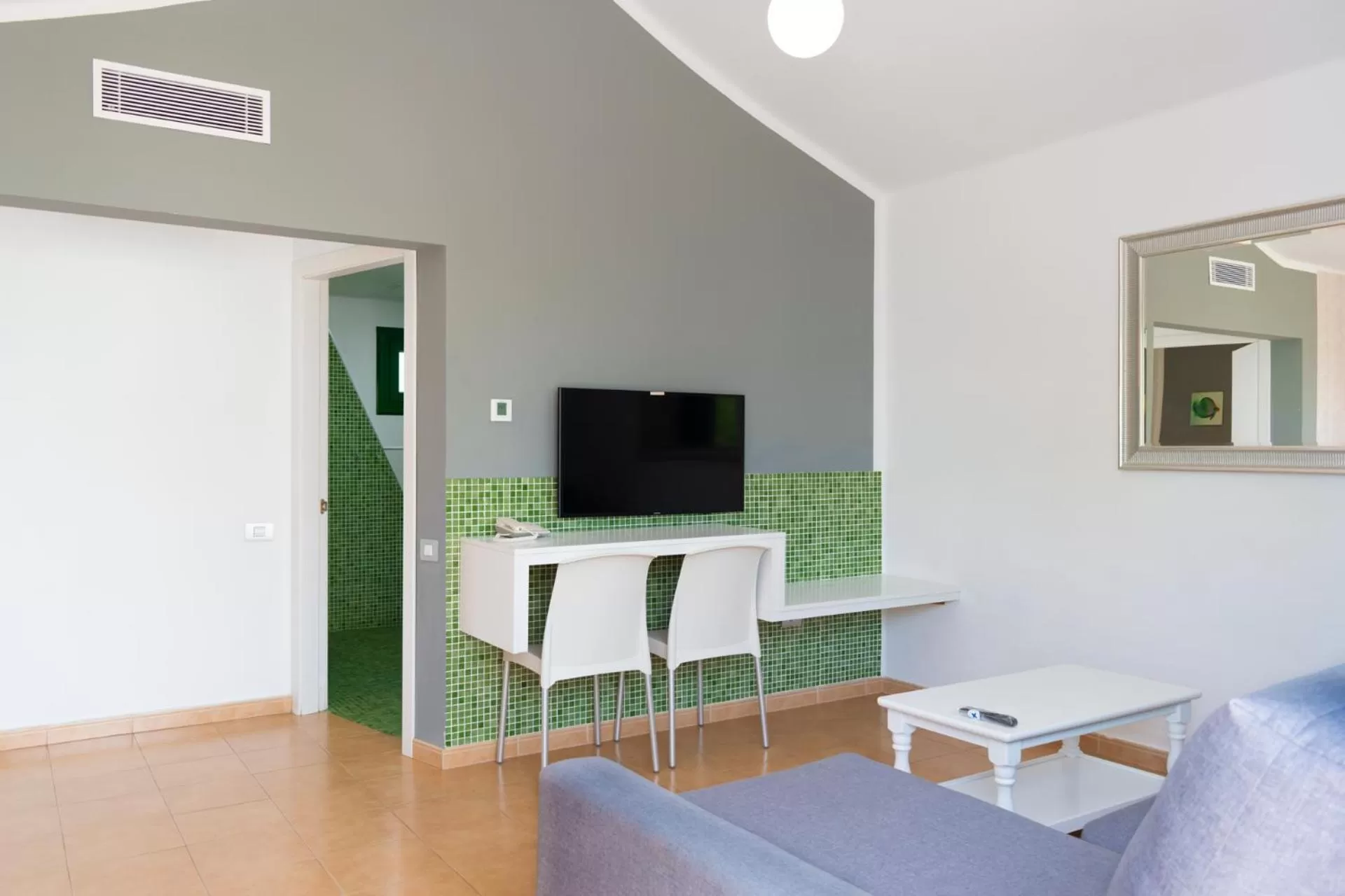 Communal lounge/ TV room in Hyde Park Lane