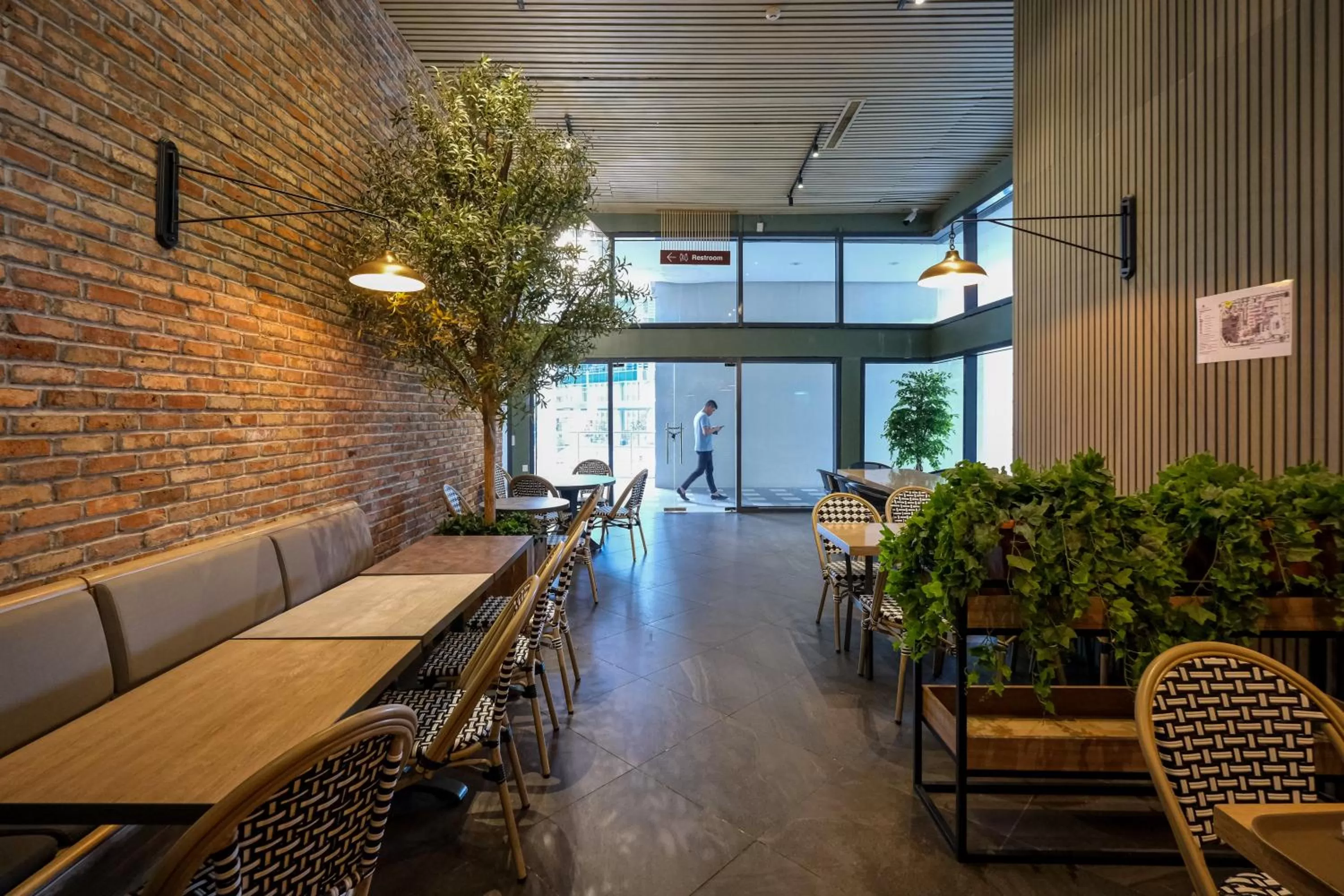 Restaurant/places to eat in 1BR Suite in Uptown BGC