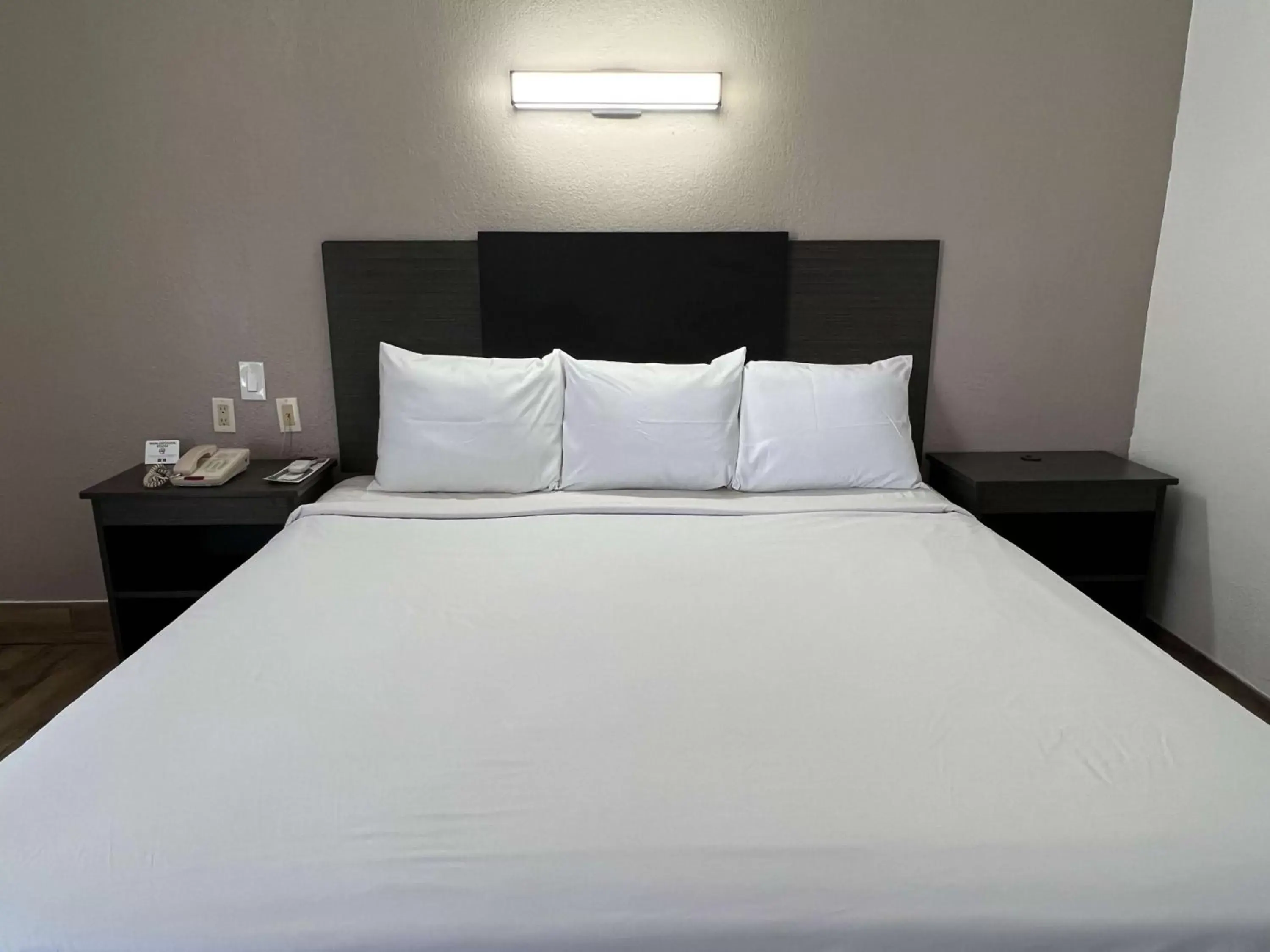 Bedroom, Bed in Motel 6-Orange, CA - Anaheim Bedroom, Bed in Motel 6-Orange, CA - Anaheim