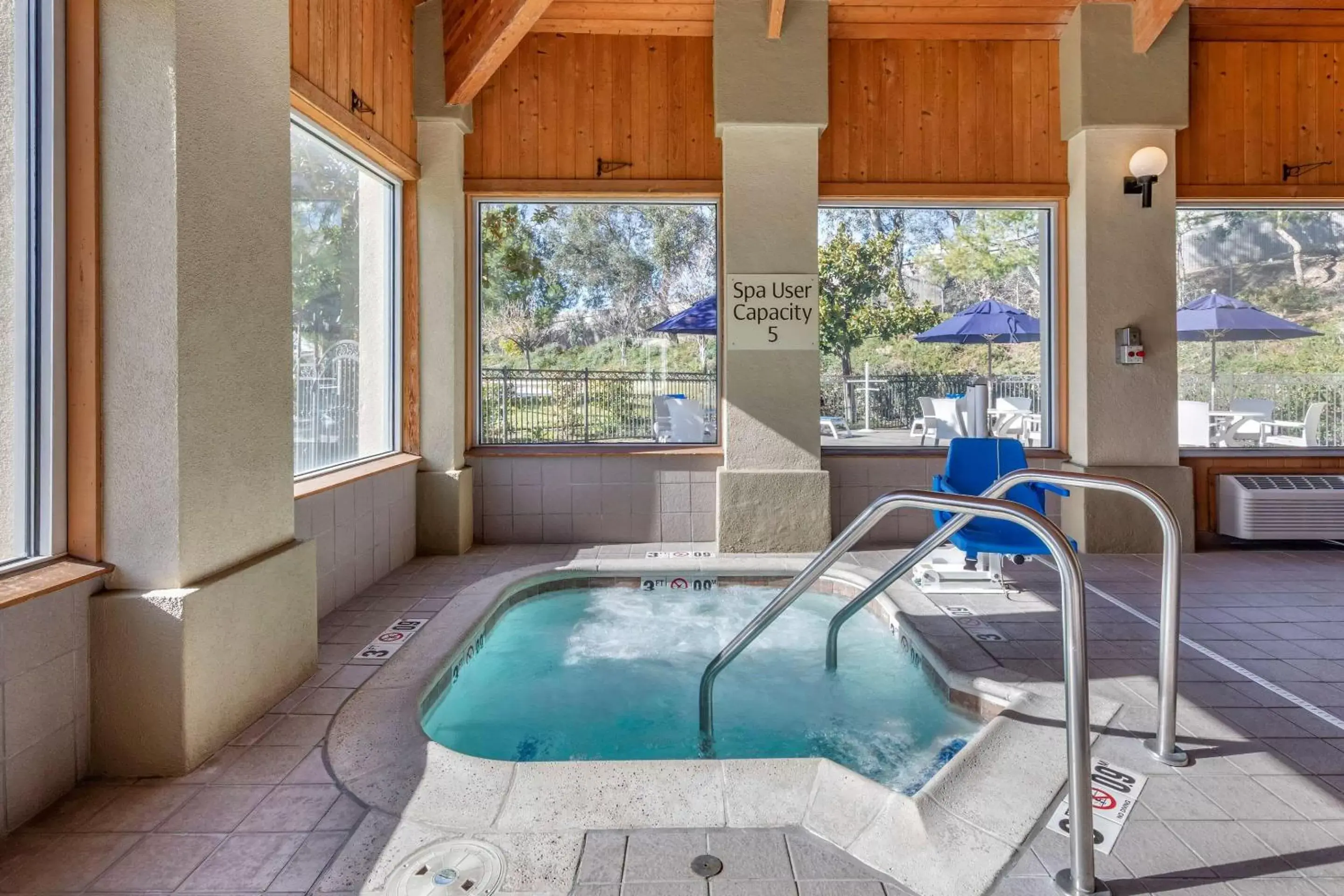 Hot Tub, Swimming Pool in Comfort Inn Fontana