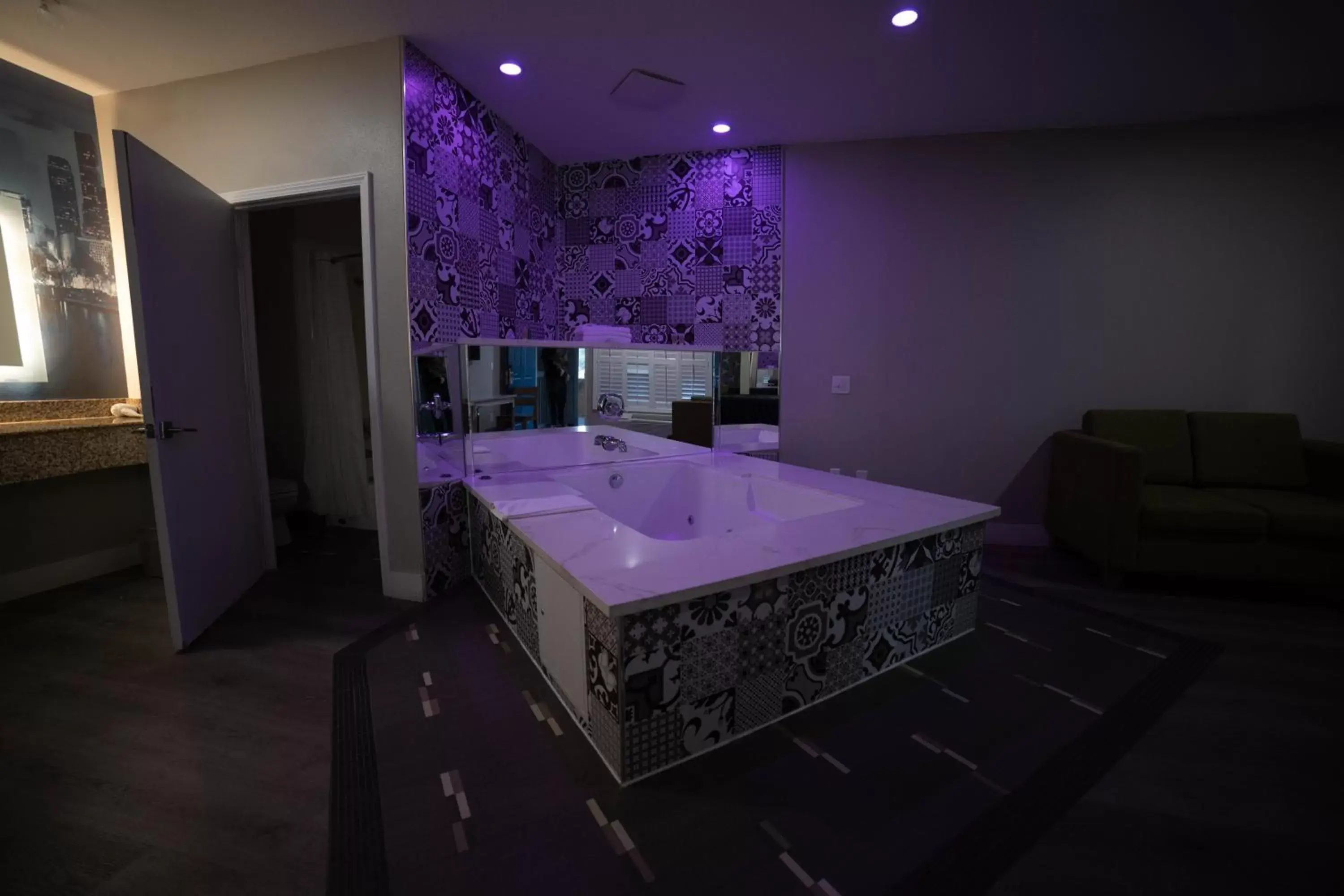 Hot Tub, Bathroom in Mid City Inn & Suites Pico Rivera