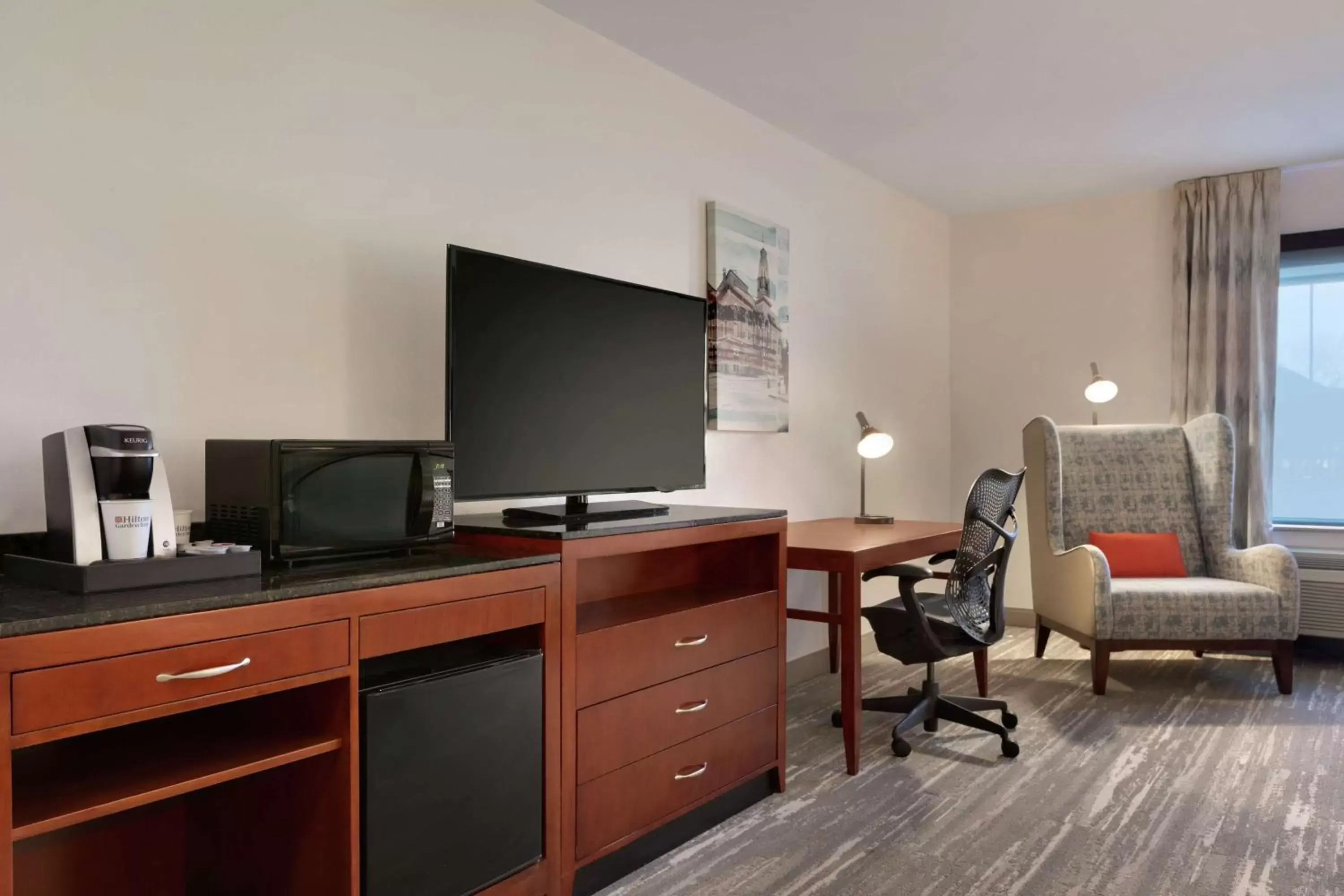 Bedroom, TV/Entertainment Center in Hilton Garden Inn Troy