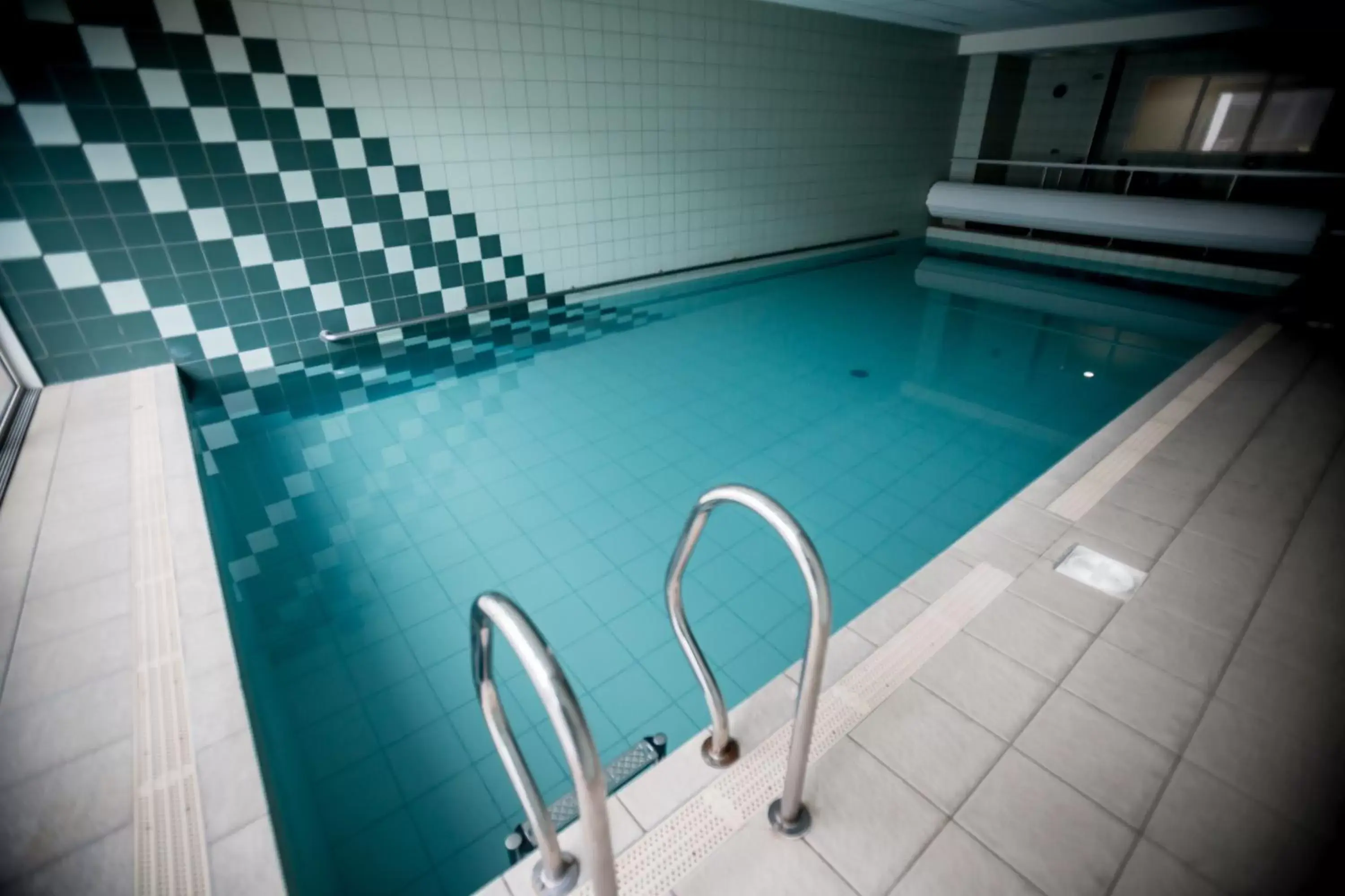 Swimming pool, Bathroom in Kyriad Clermont-Ferrand-Sud - La Pardieu