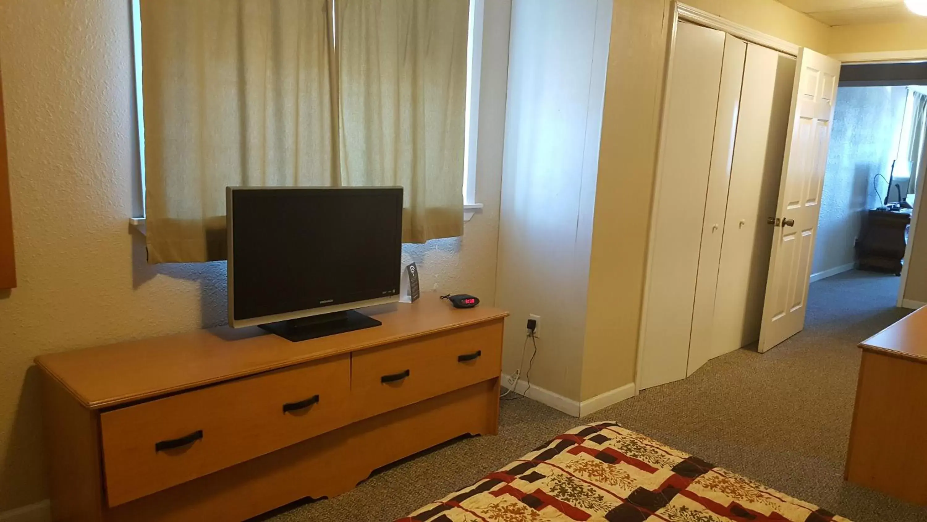 Bedroom, TV/Entertainment Center in Knights Inn and Suites - Grand Forks