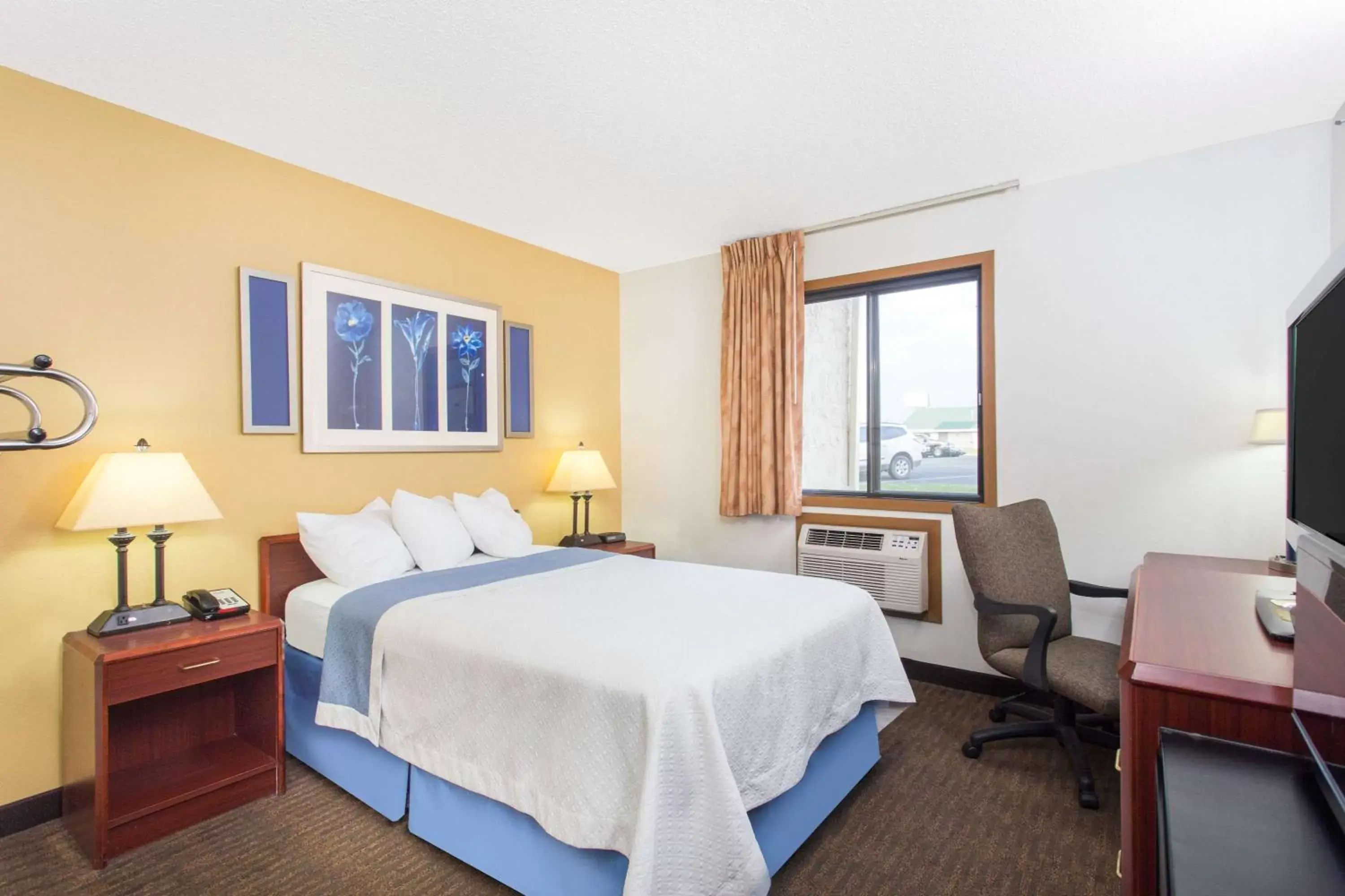 Photo of the whole room, Bed in Days Inn by Wyndham Austin