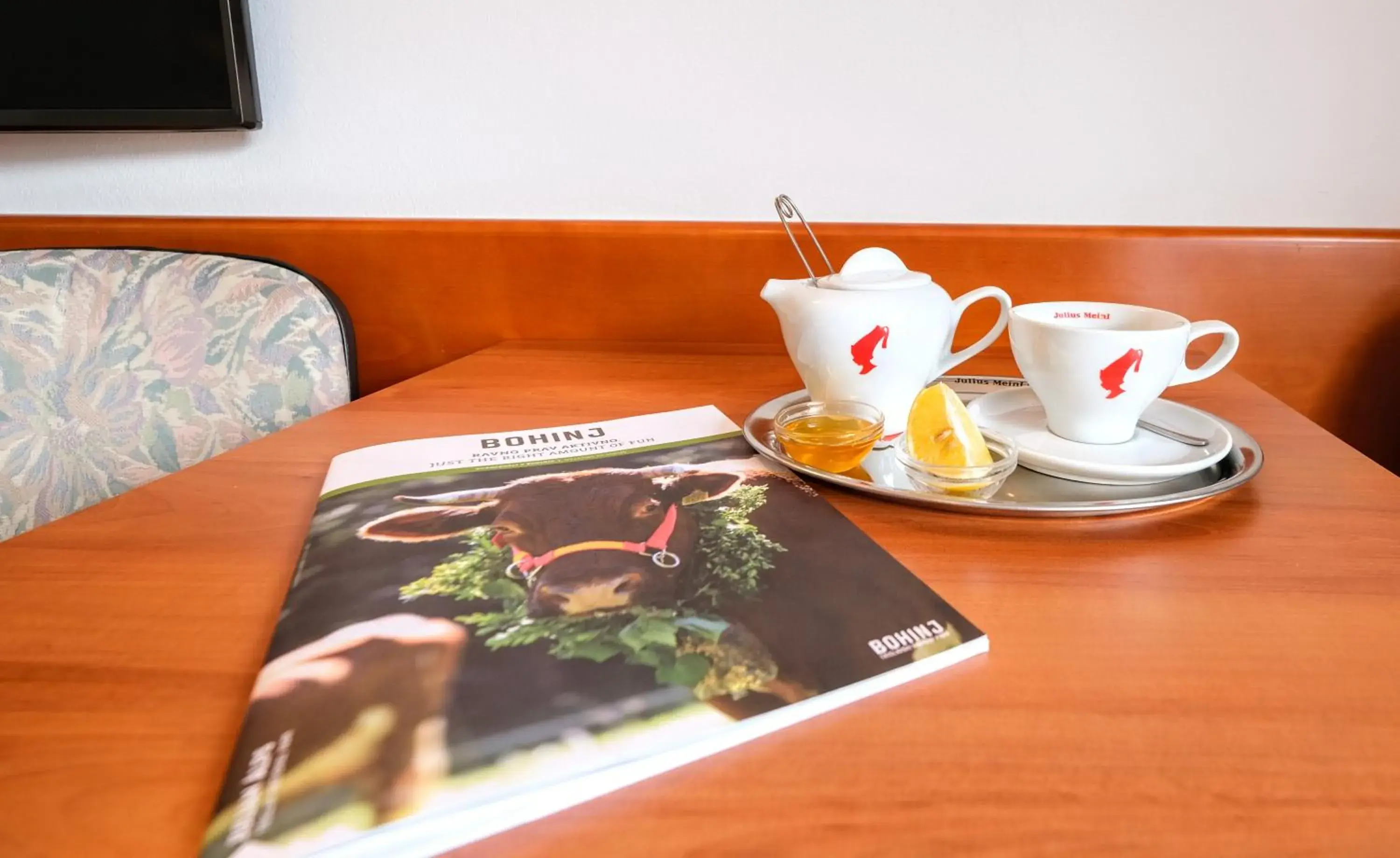 Coffee/tea facilities in Hotel Tripi?, restaurant and pizzeria