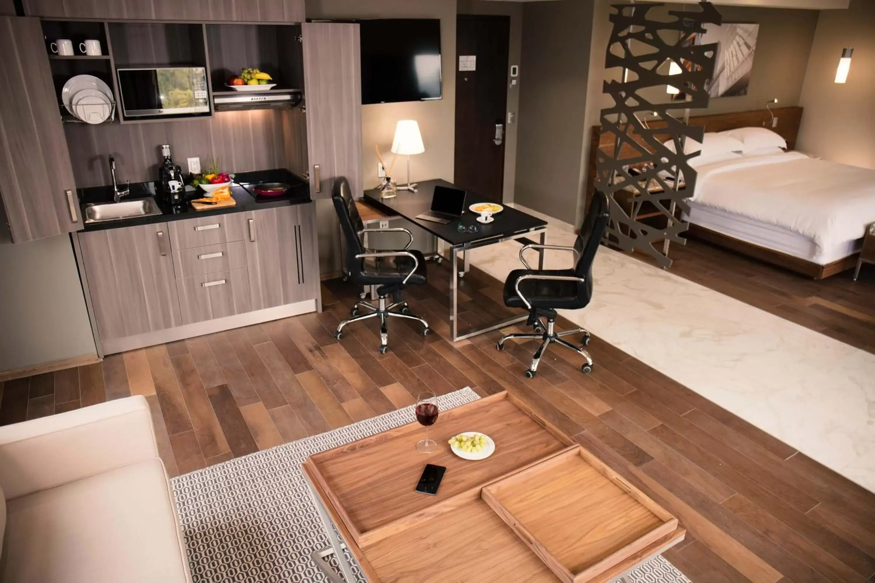 Dining area, Kitchen/Kitchenette in Krystal Grand Suites Insurgentes
