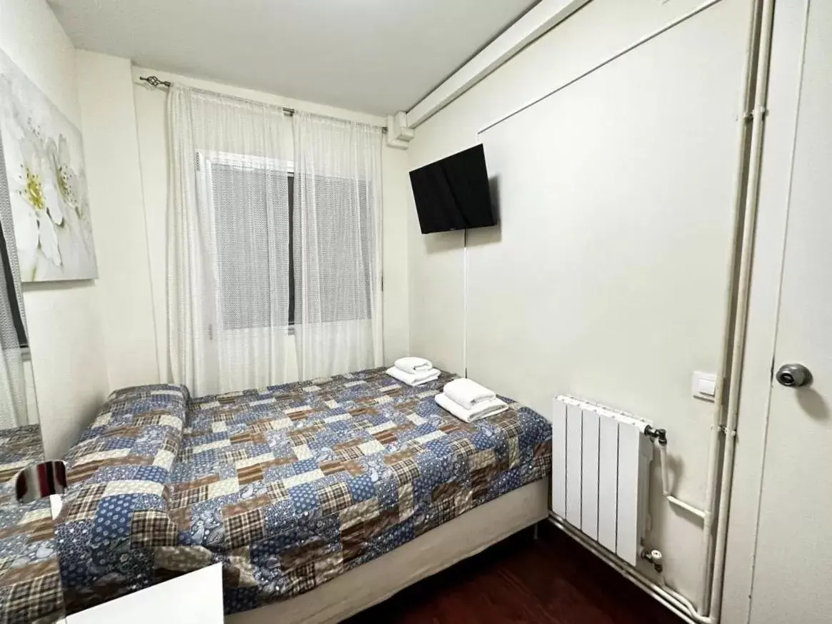 Bed in Rooms Arago
