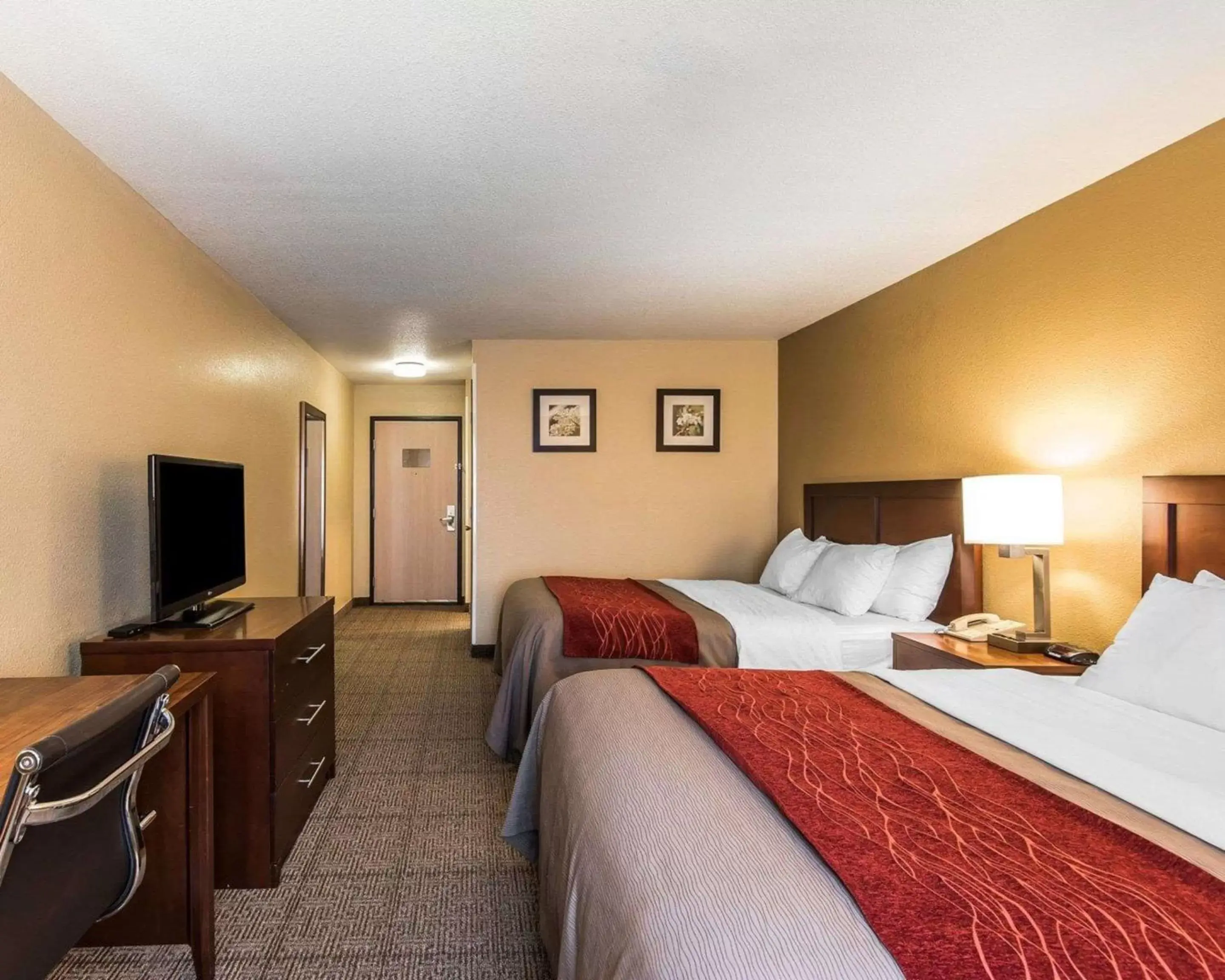 Photo of the whole room, TV/Entertainment Center in Quality Inn & Suites Bethany