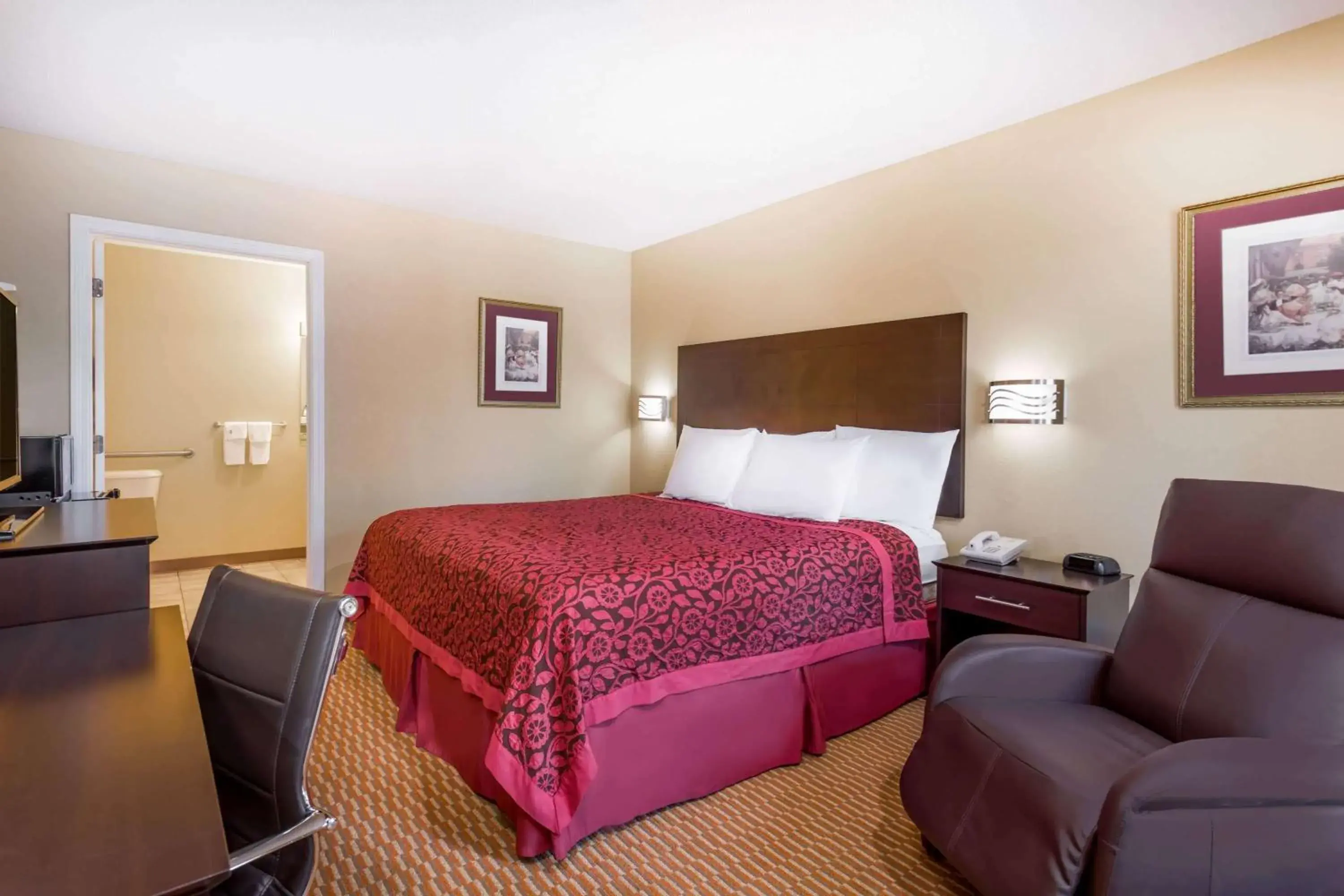 Photo of the whole room, Bed in Days Inn by Wyndham Simpsonville