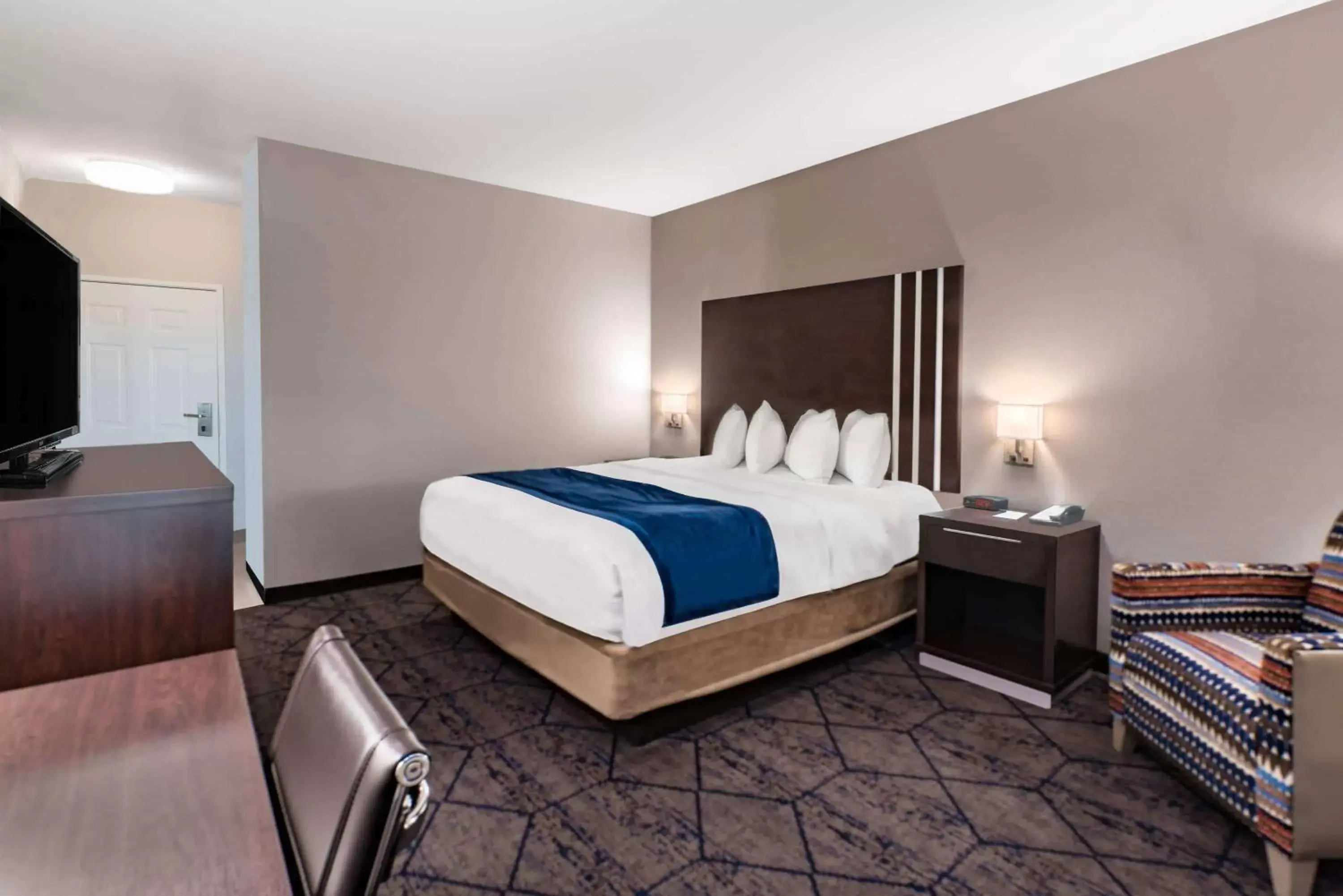 Photo of the whole room, Bed in Baymont by Wyndham Albuquerque Airport