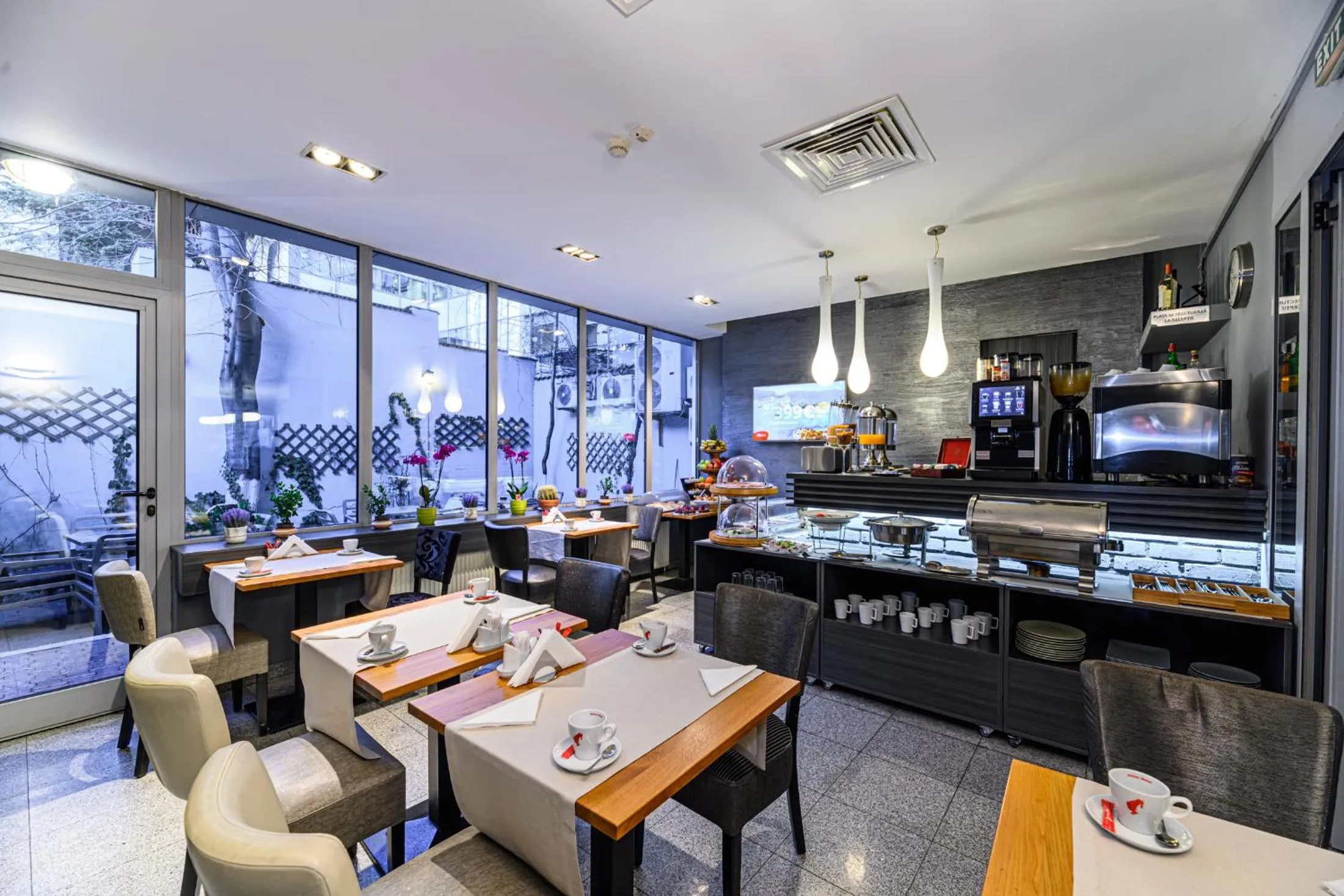 Breakfast in Unique Boutique