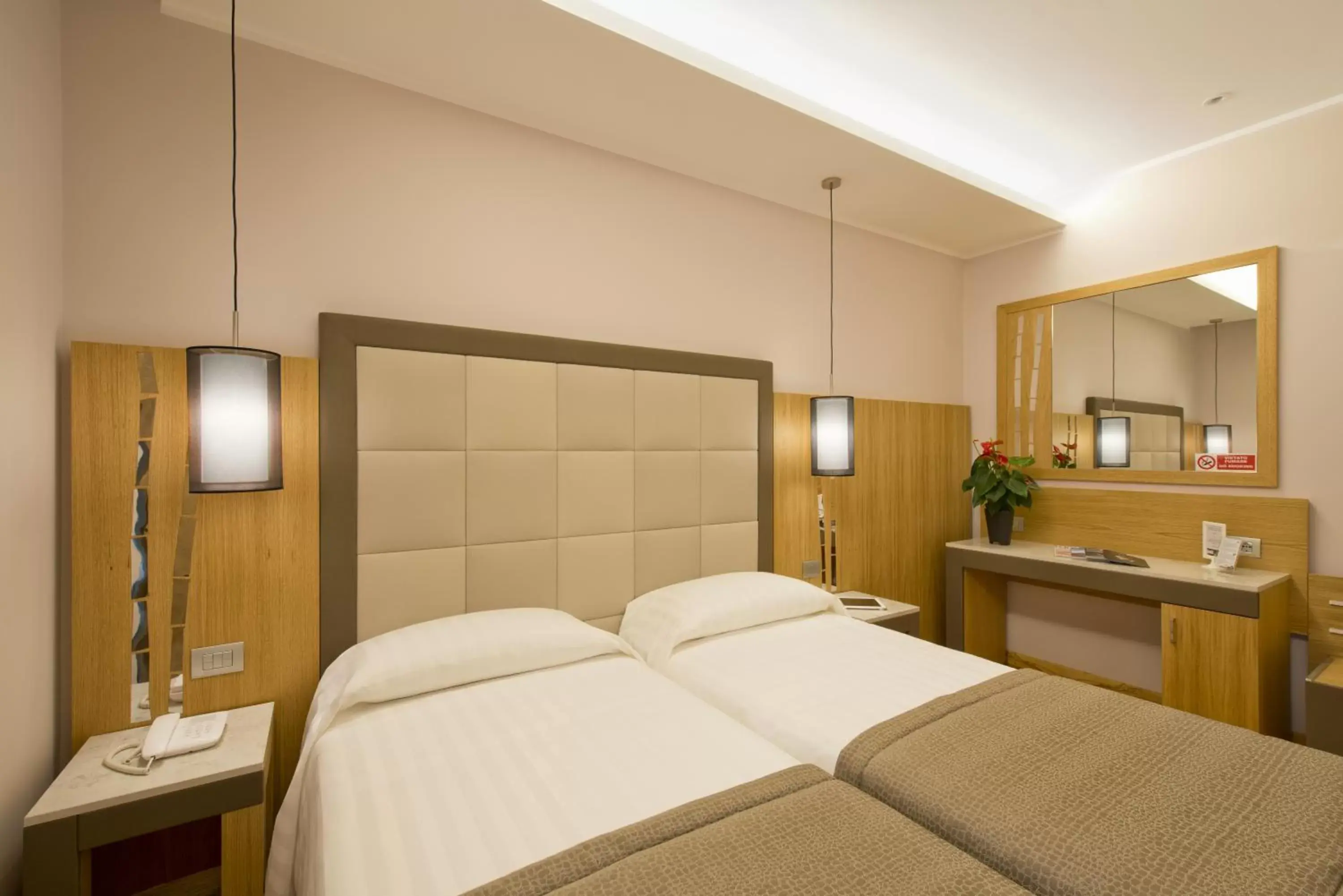 Bathroom, Bed in Hotel Giolli Nazionale