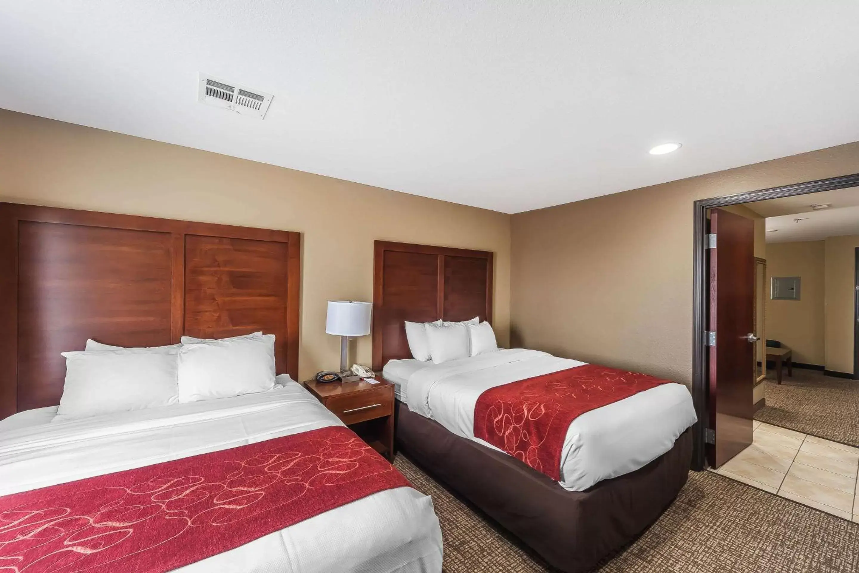 Photo of the whole room, Bed in Comfort Suites Yukon - SW Oklahoma City