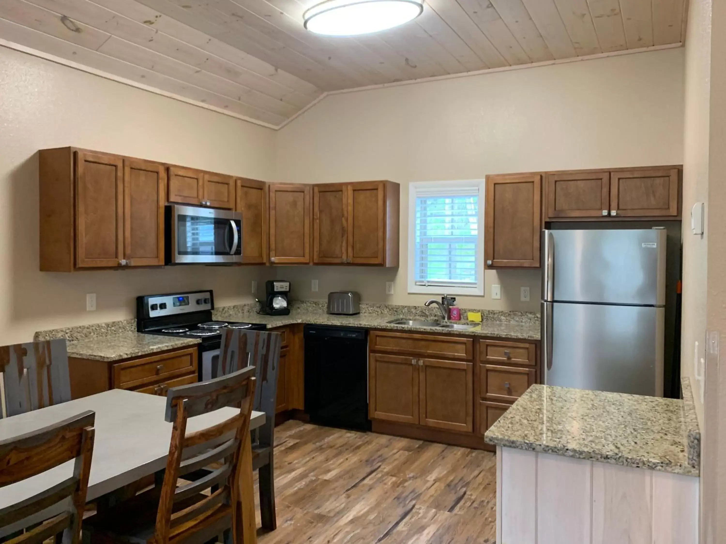 Kitchen/Kitchenette in Carr's Northside Hotel and Cottages