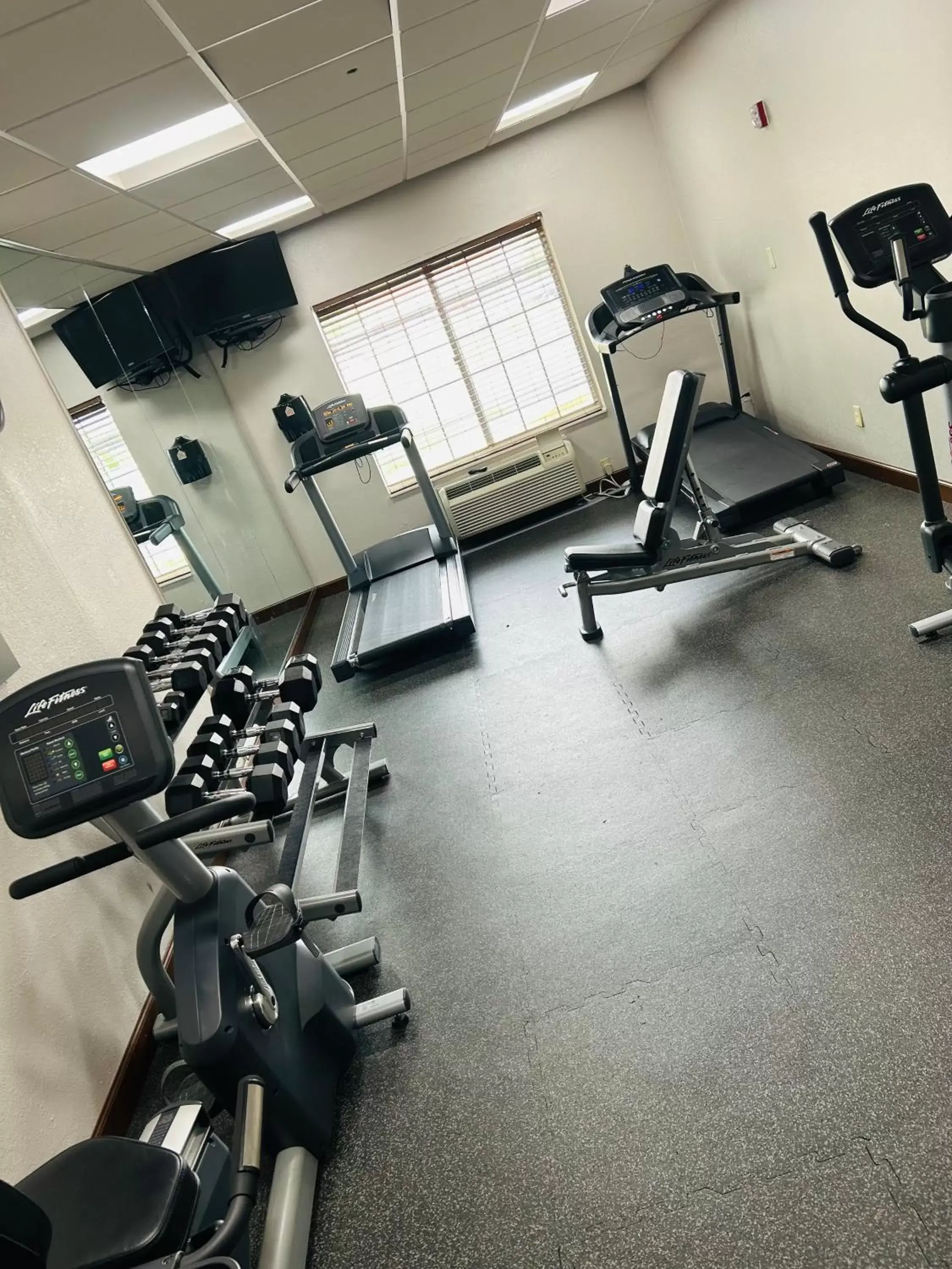 Fitness centre/facilities, Fitness Center/Facilities in Country Inn & Suites by Radisson, Grand Rapids Airport, MI