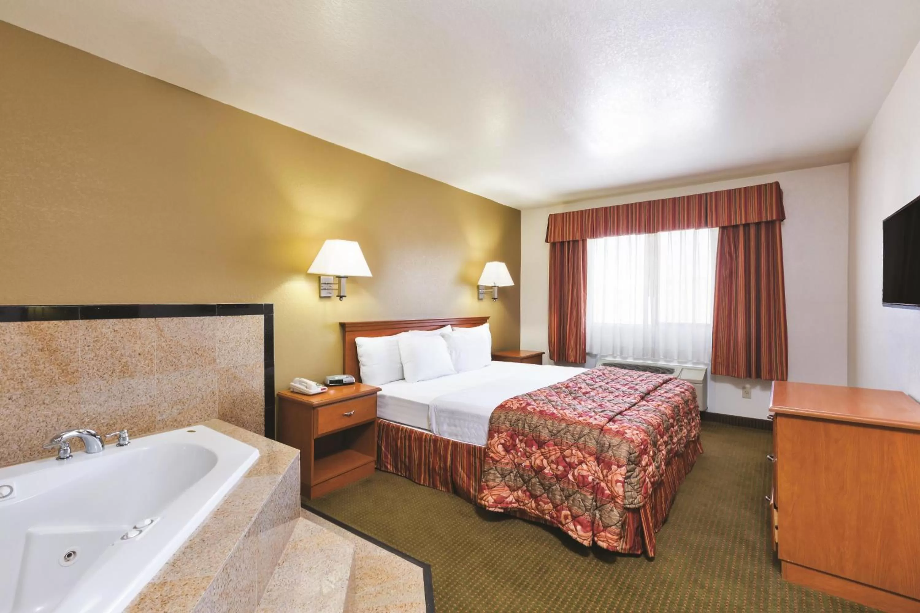 Photo of the whole room, Bed in Baymont by Wyndham Tehachapi