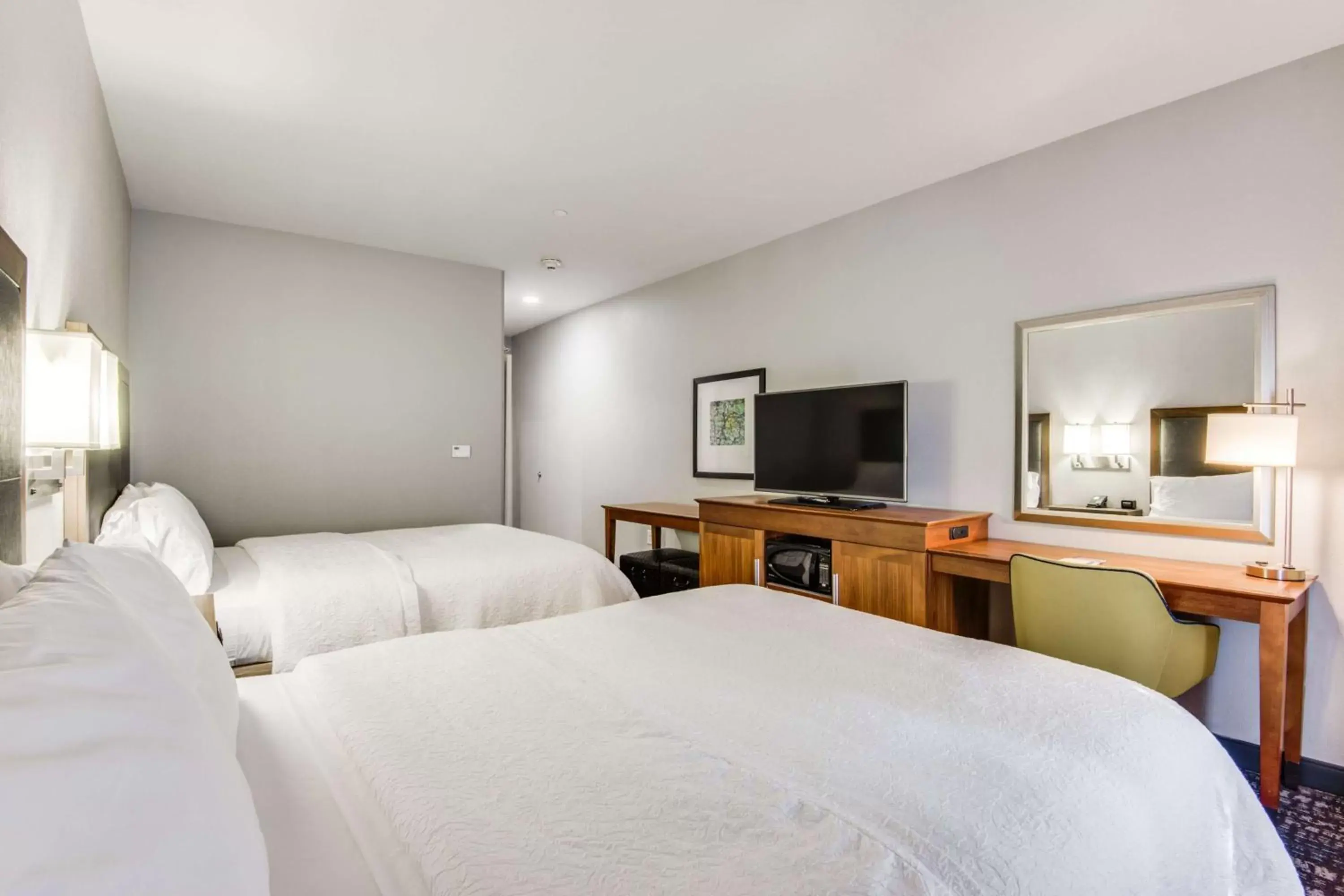 Bed in Hampton Inn & Suites Dallas/Ft. Worth Airport South