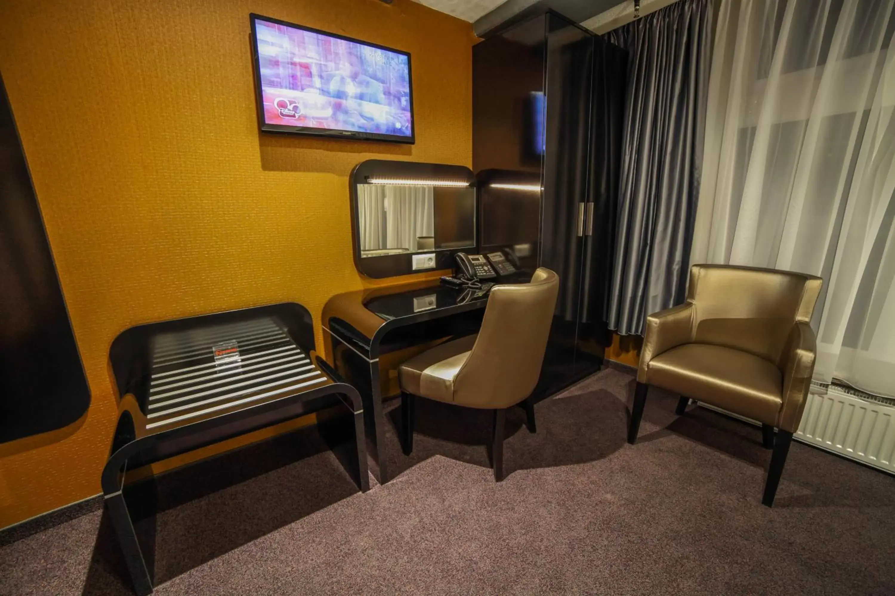 TV and multimedia, TV/Entertainment Center in Hotel Mansion