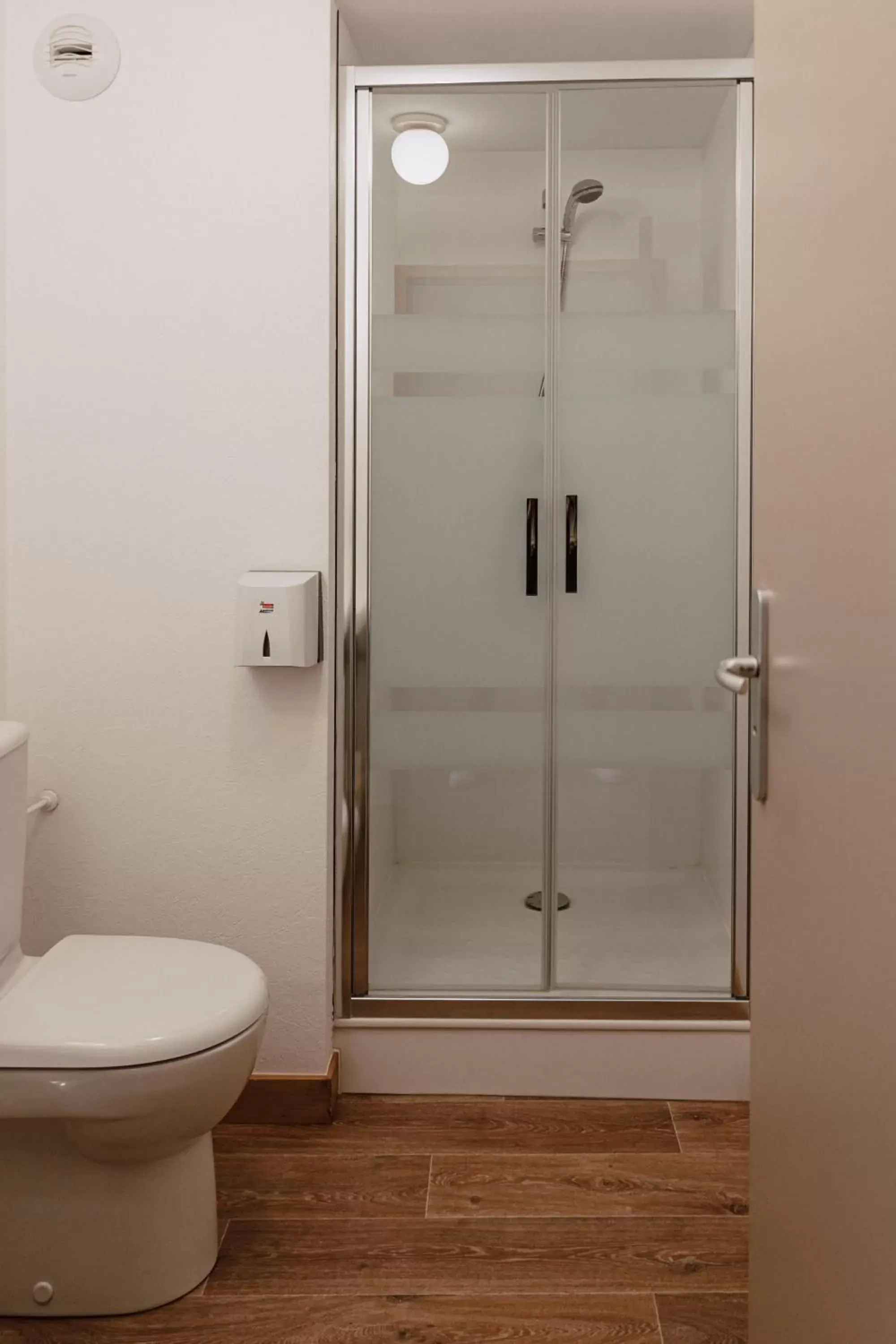 Shower, Bathroom in Mage hôtels - Hôtel la grenette - Brasserie Bonté Divine