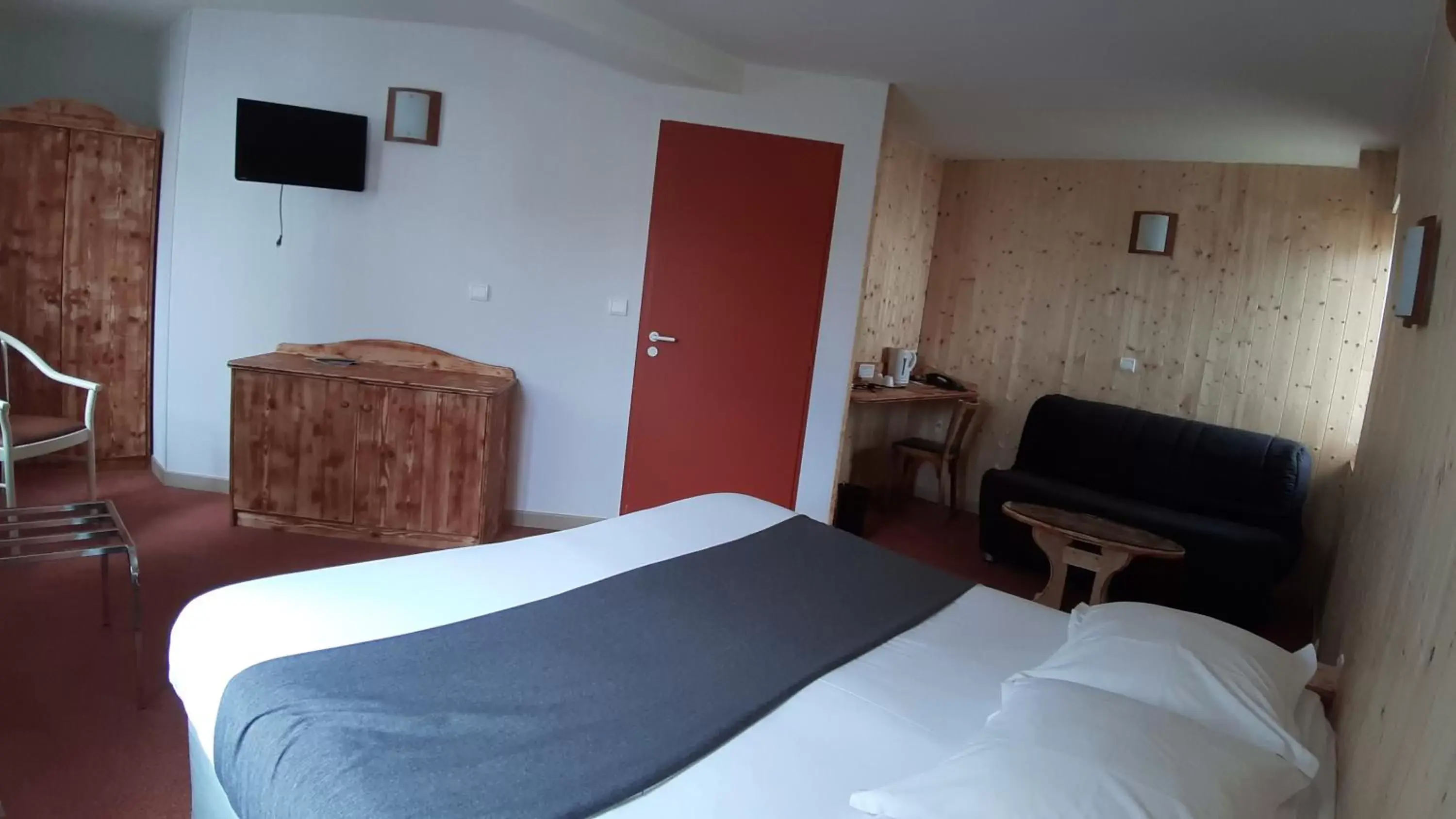 Shower, Bed in Hotel De La Route Verte