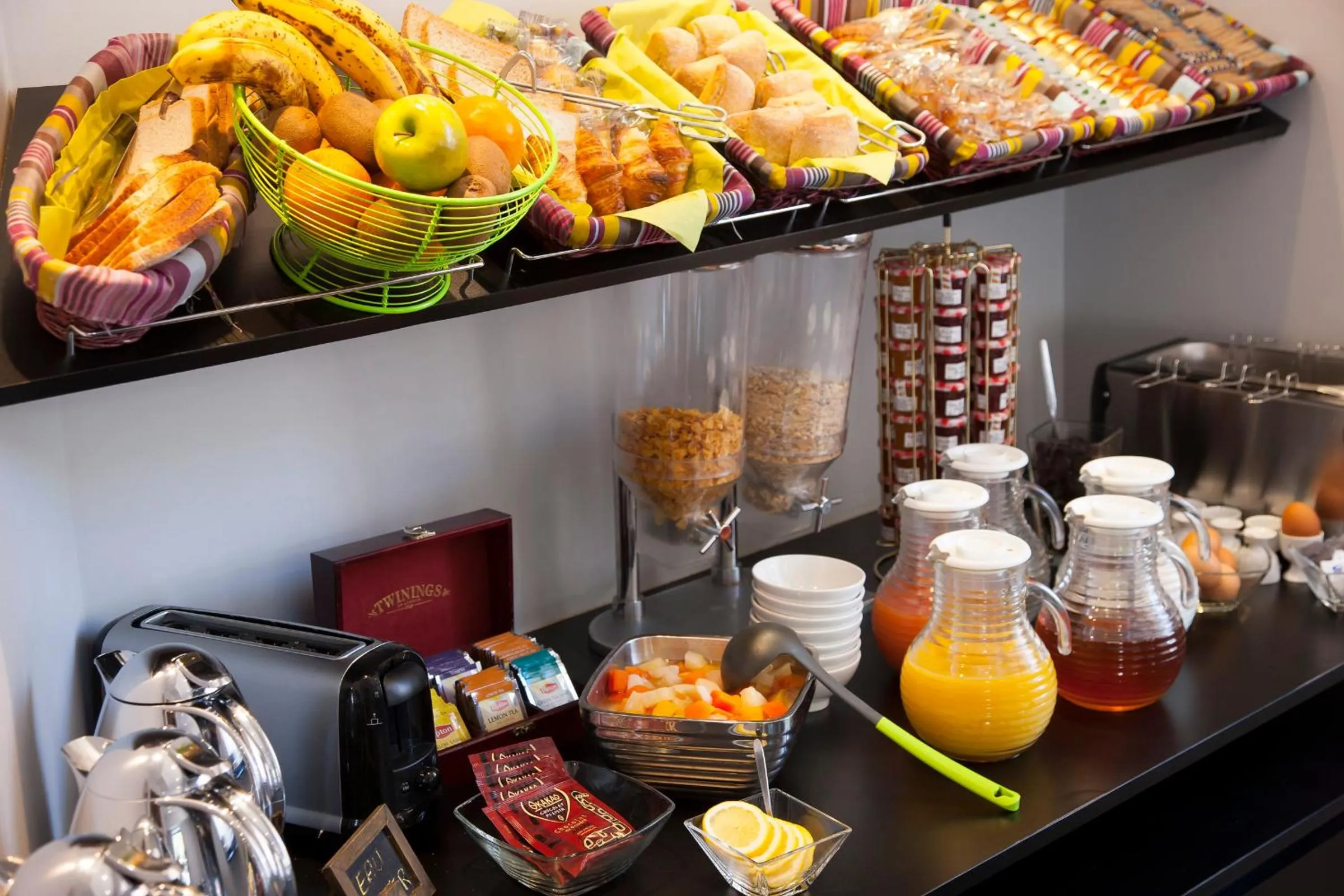 Restaurant/places to eat in Hôtel Relais Acropolis