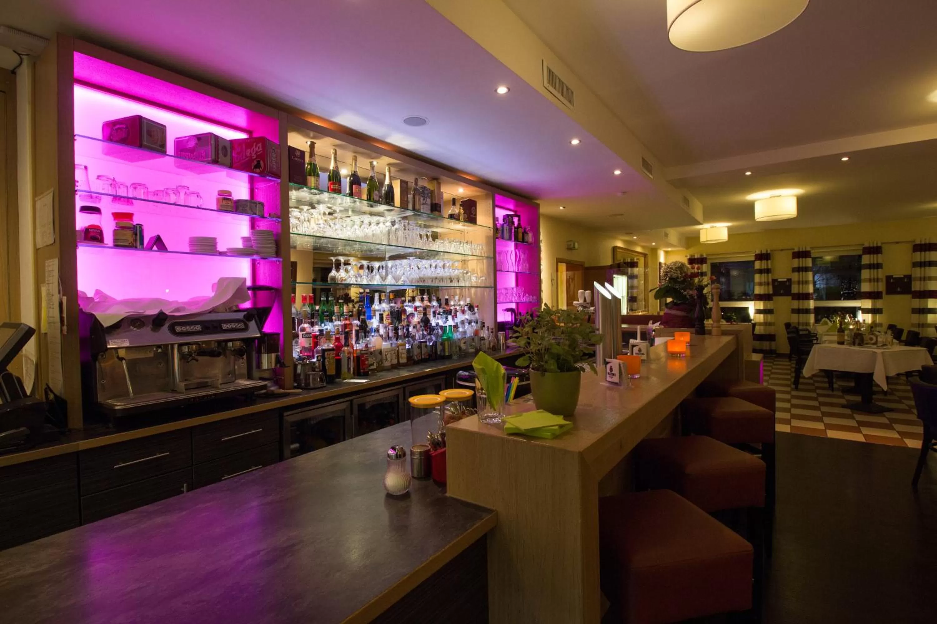 Lounge or bar in HOTEL PARQÉO im A66