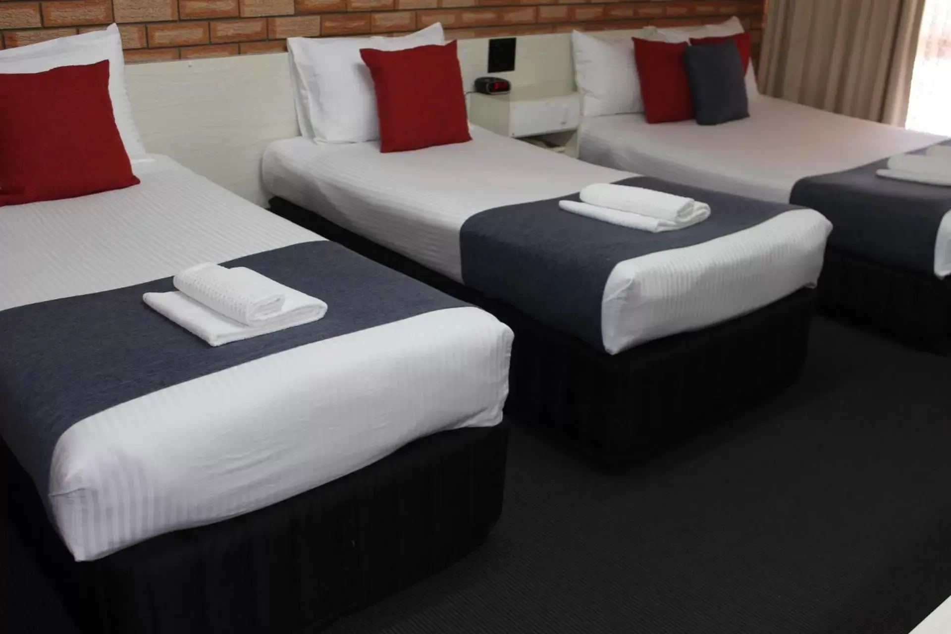 Bed in Golden Harvest Motor Inn Moree