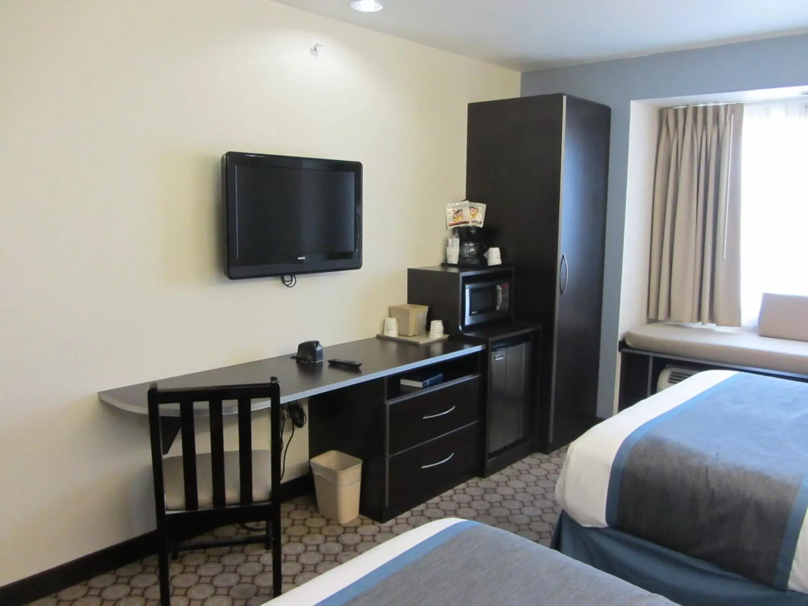 Bed, TV/Entertainment Center in Microtel Inn and Suites San Angelo