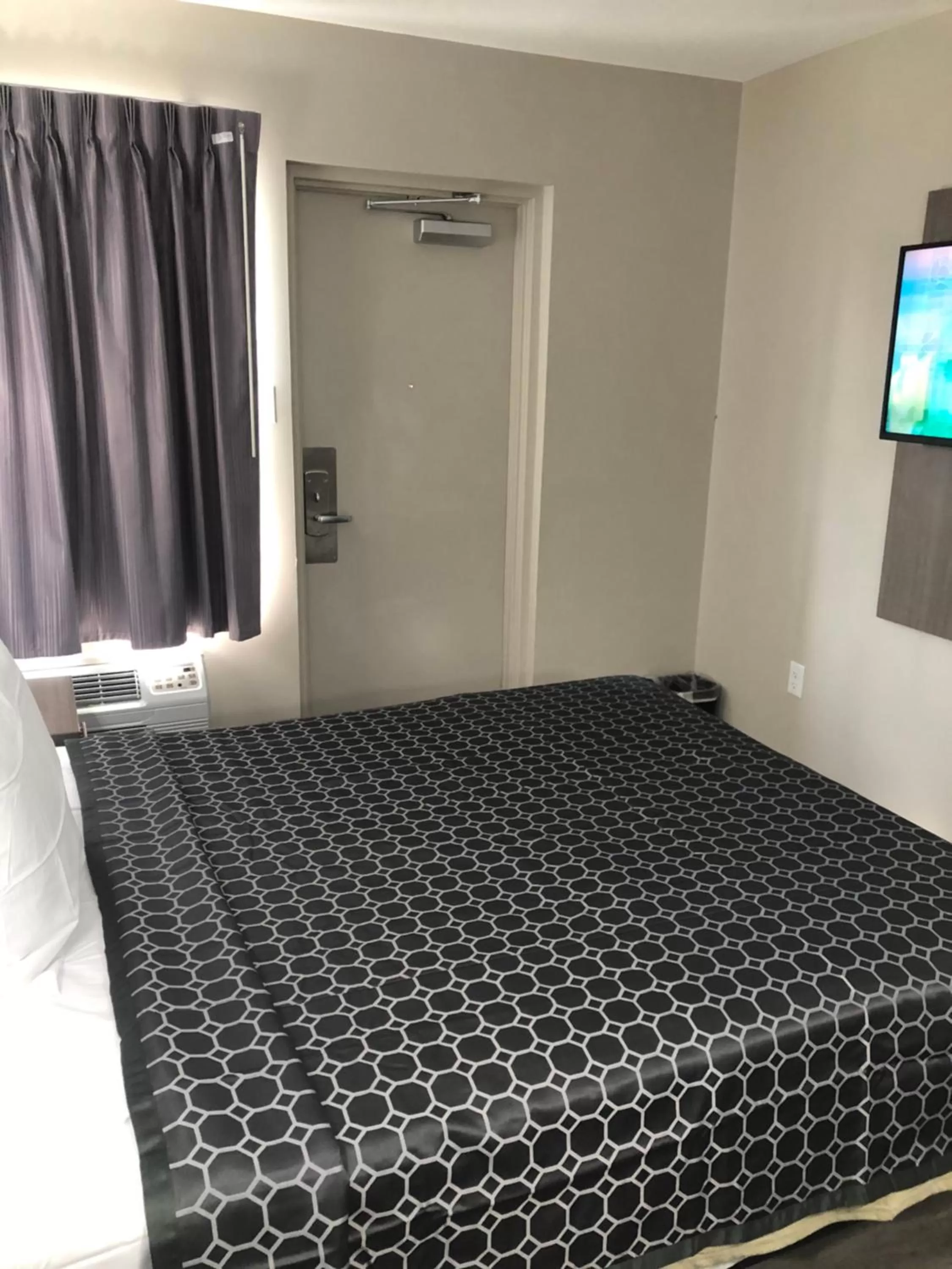 Bed in Trolley Stop Motel, Media ,Near PHL Airport PA