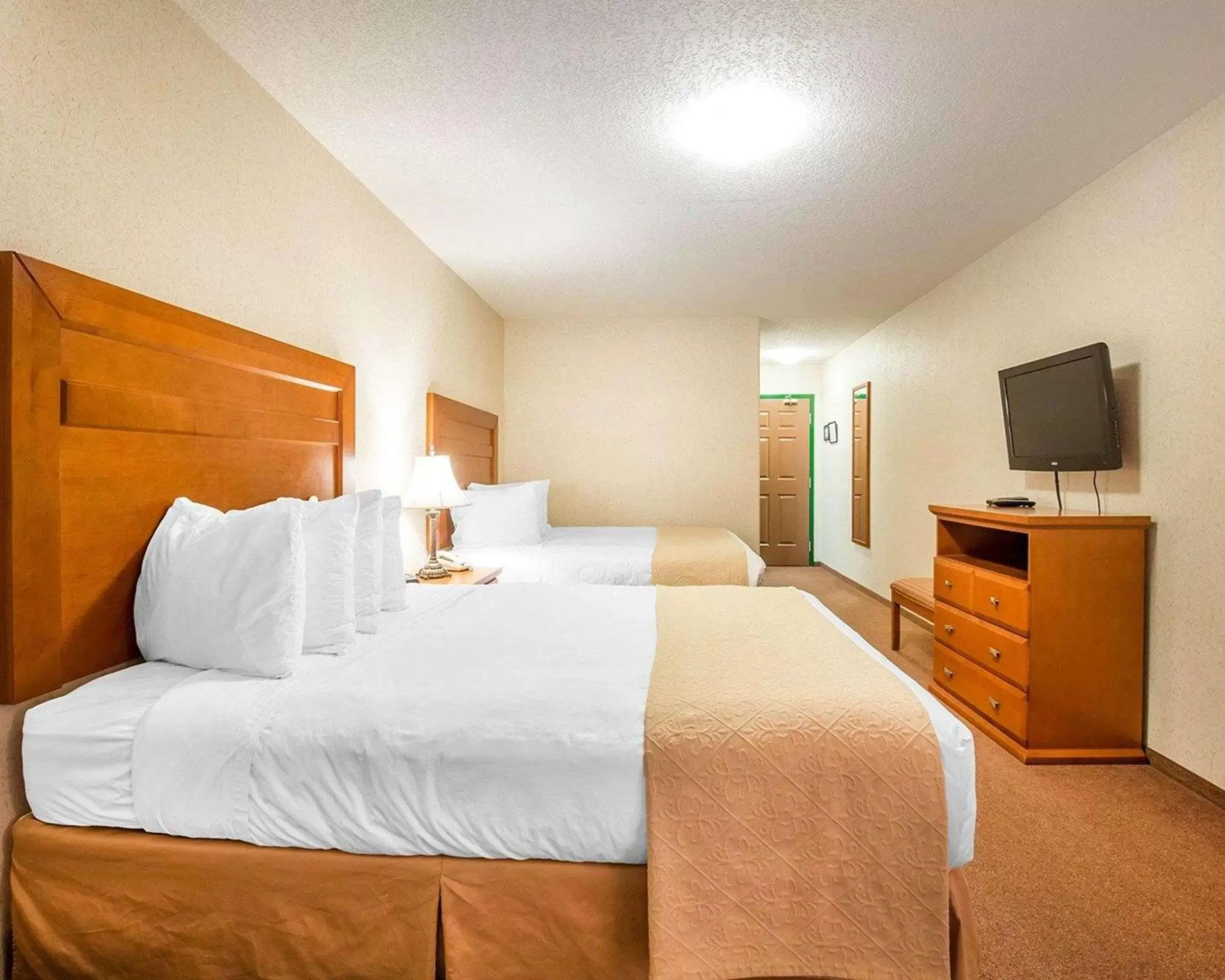 Photo of the whole room, Bed in Quality Inn & Suites Lethbridge