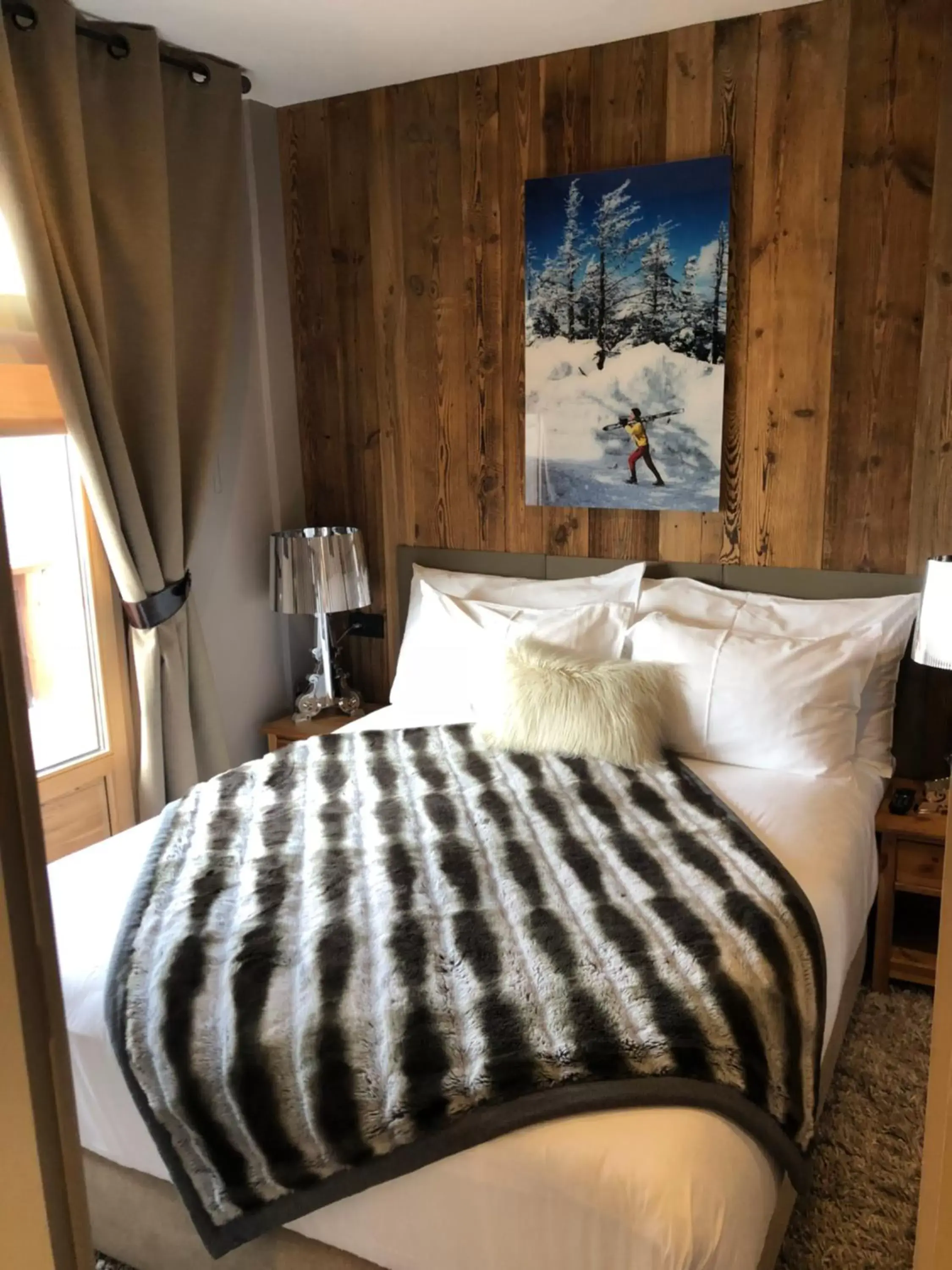 Photo of the whole room, Bed in Coeur des Neiges