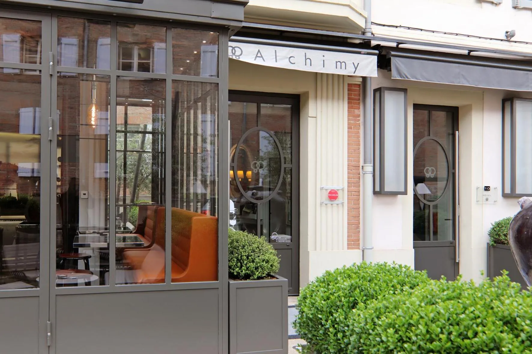 Facade/entrance in Hôtel Alchimy