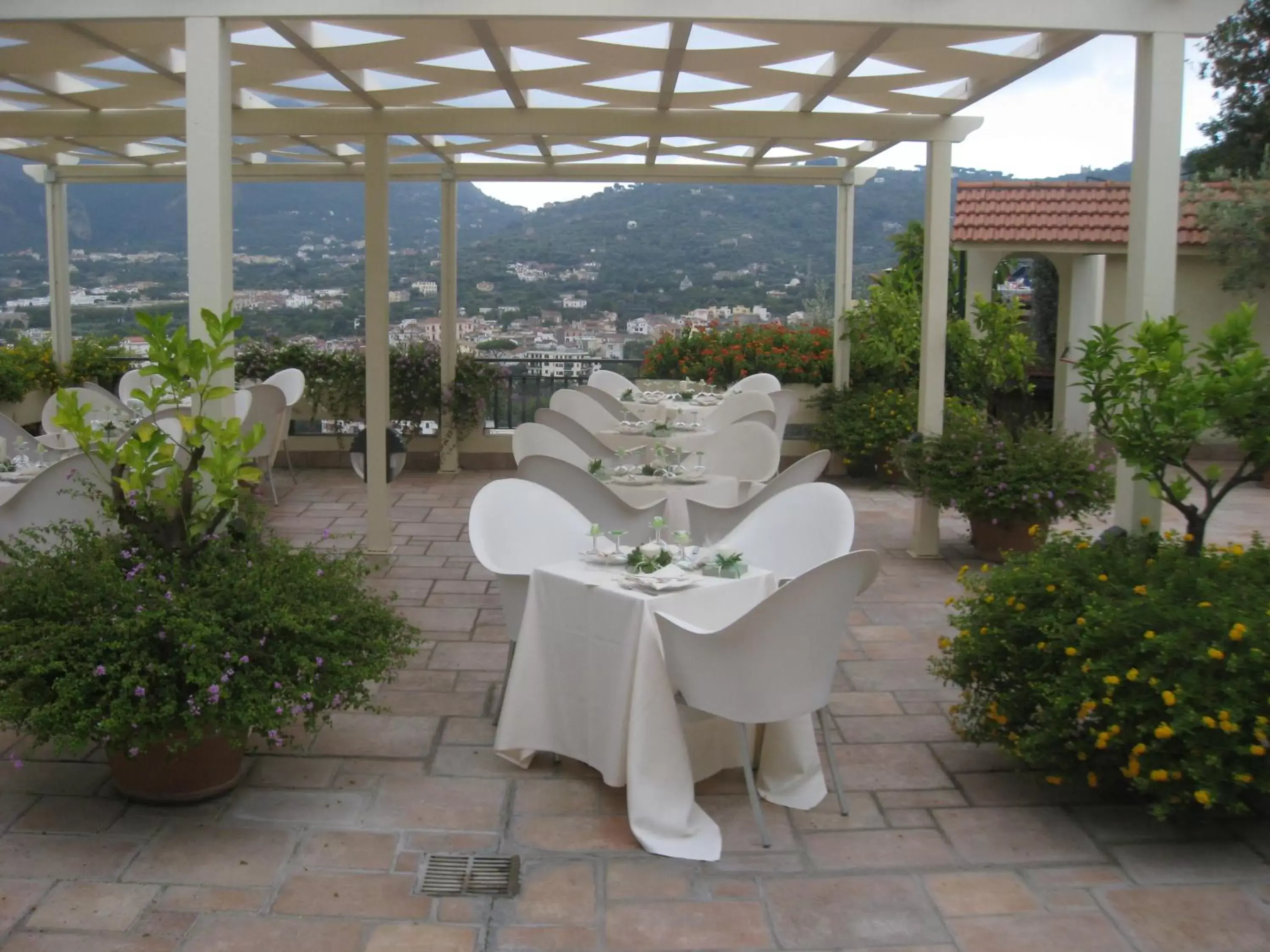 Business facilities, Restaurant/Places to Eat in Hotel Cristina