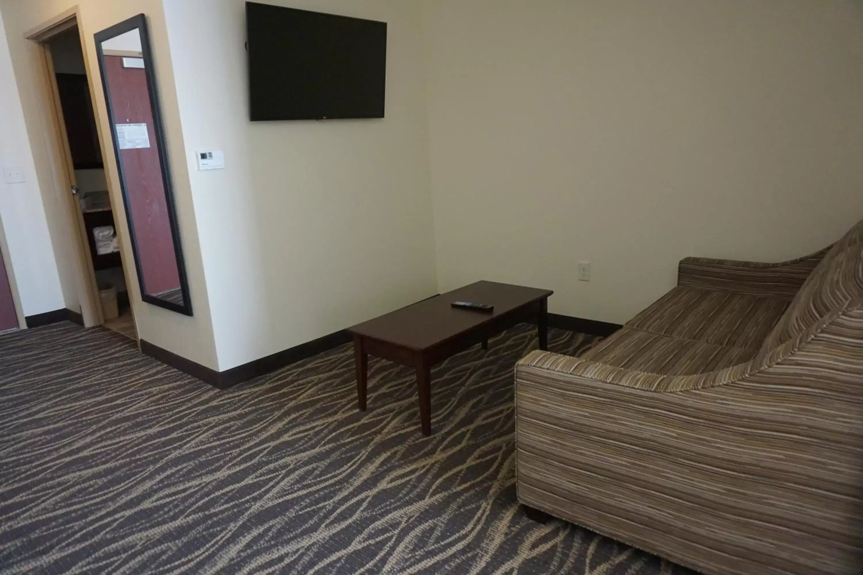 Living room, TV/Entertainment Center in Cobblestone Hotel & Suites - Chippewa Falls