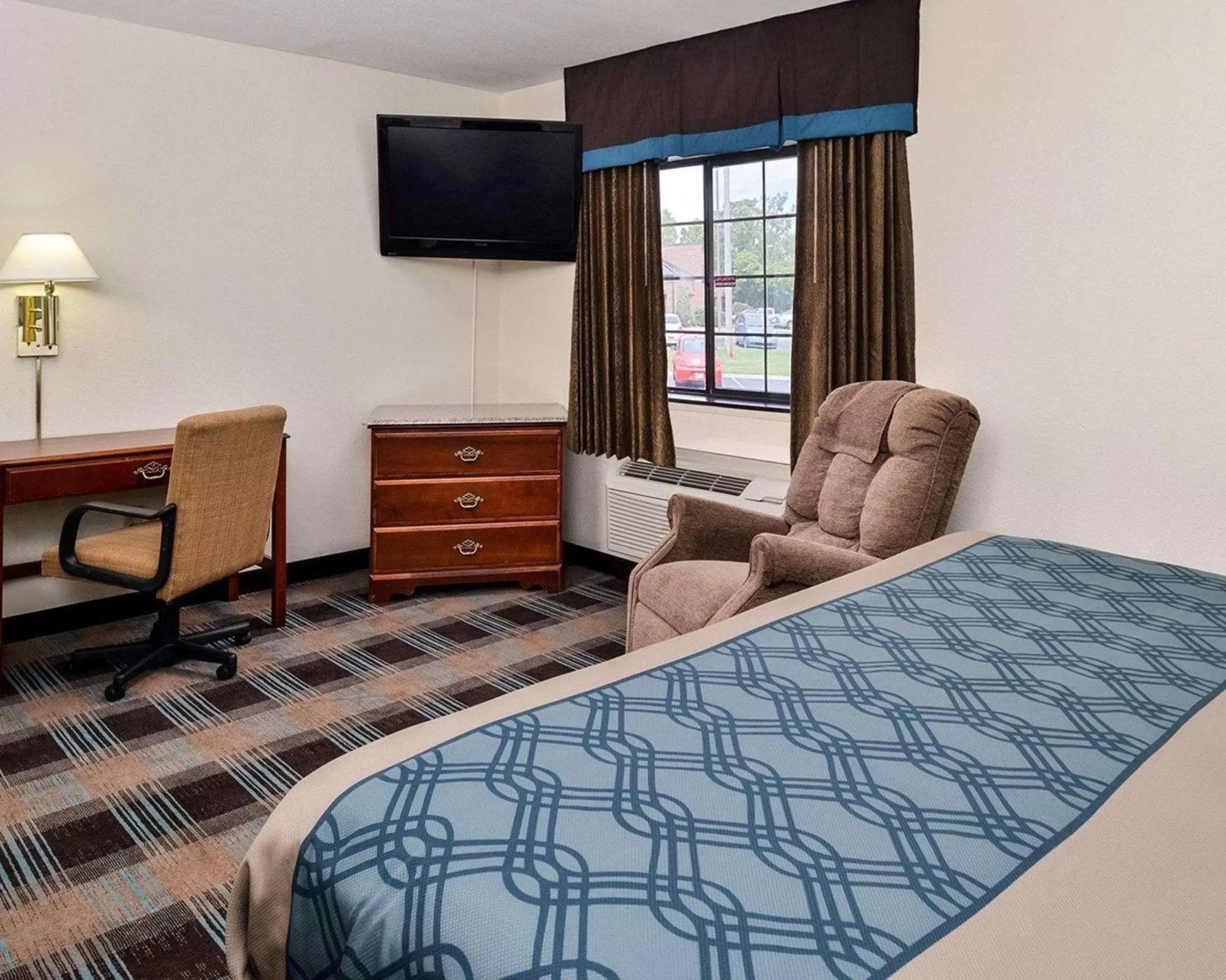 Photo of the whole room, Bed in Econo Lodge Inn & Suites Shelbyville