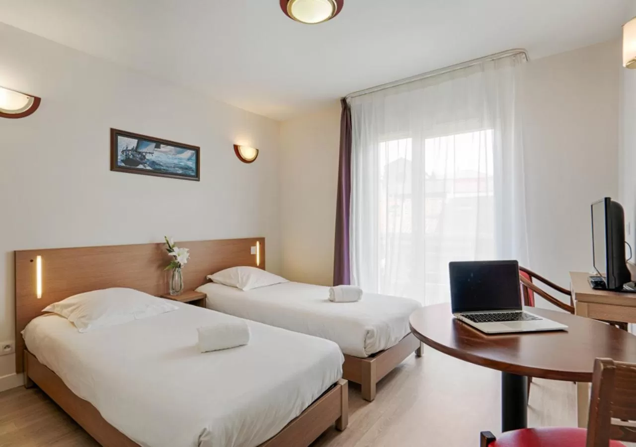 Seating area, Bed in Zenitude Hôtel-Résidences Béziers Centre