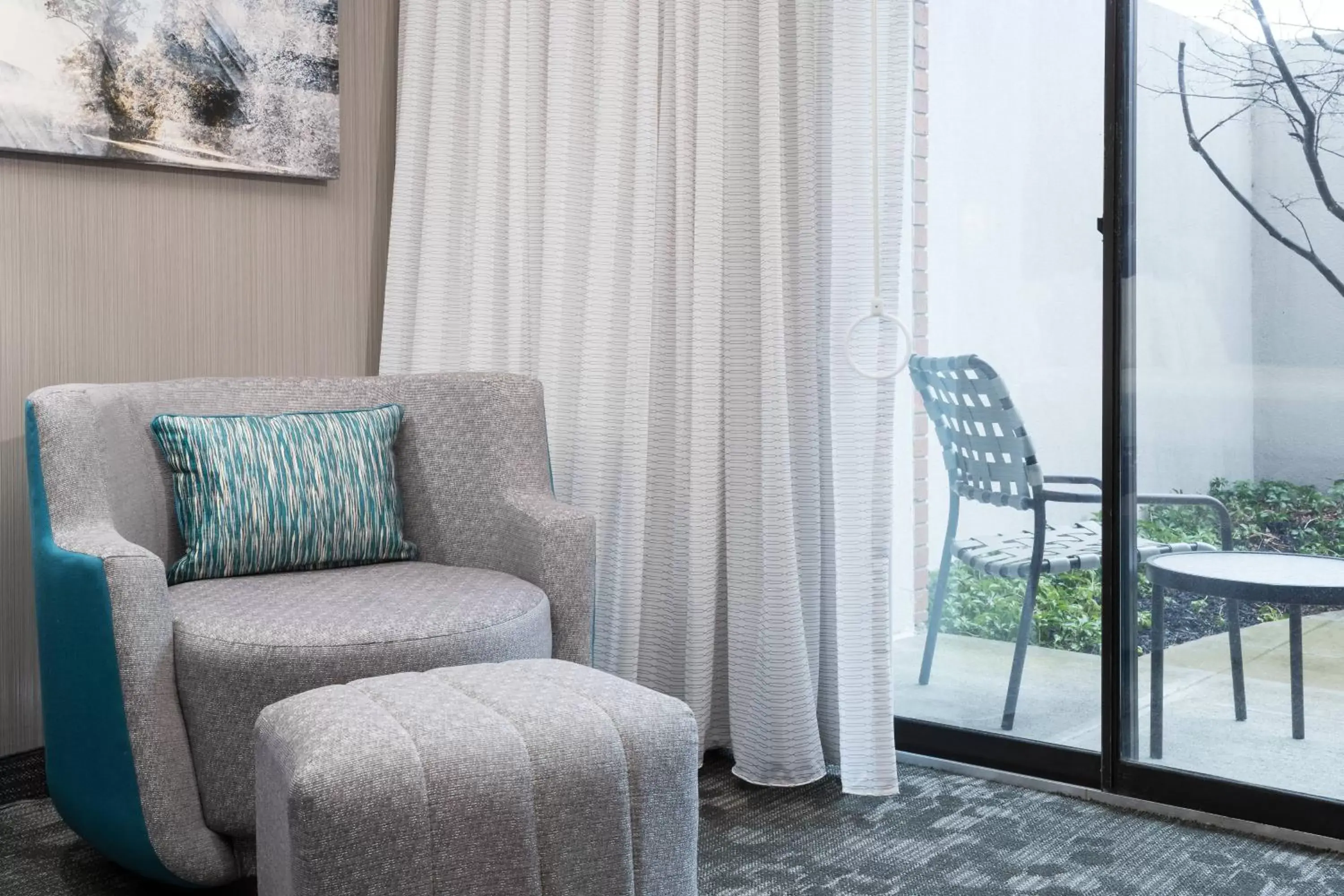 Photo of the whole room, Seating Area in Courtyard by Marriott West Orange