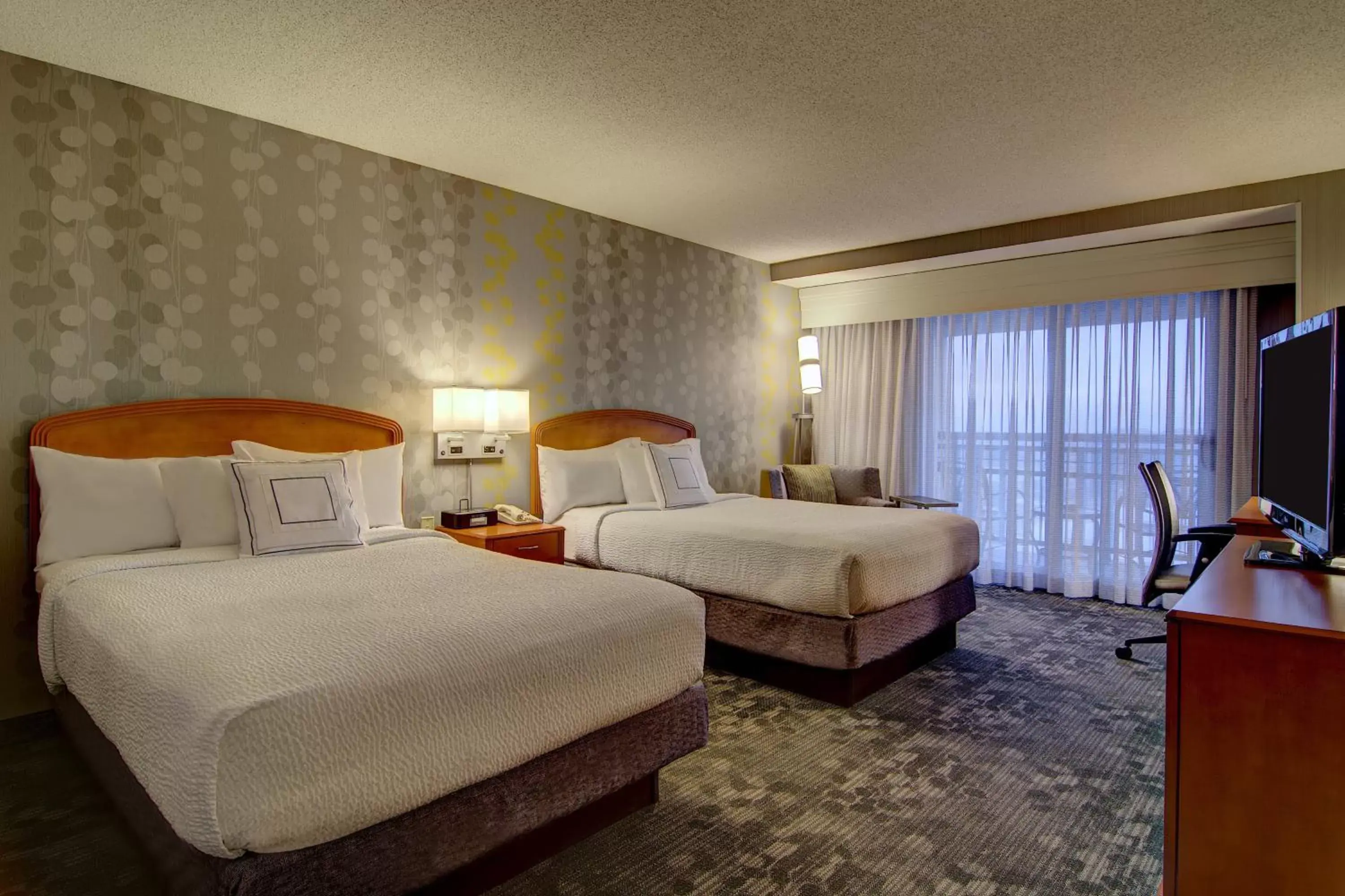 Photo of the whole room, Bed in Courtyard by Marriott Tysons McLean