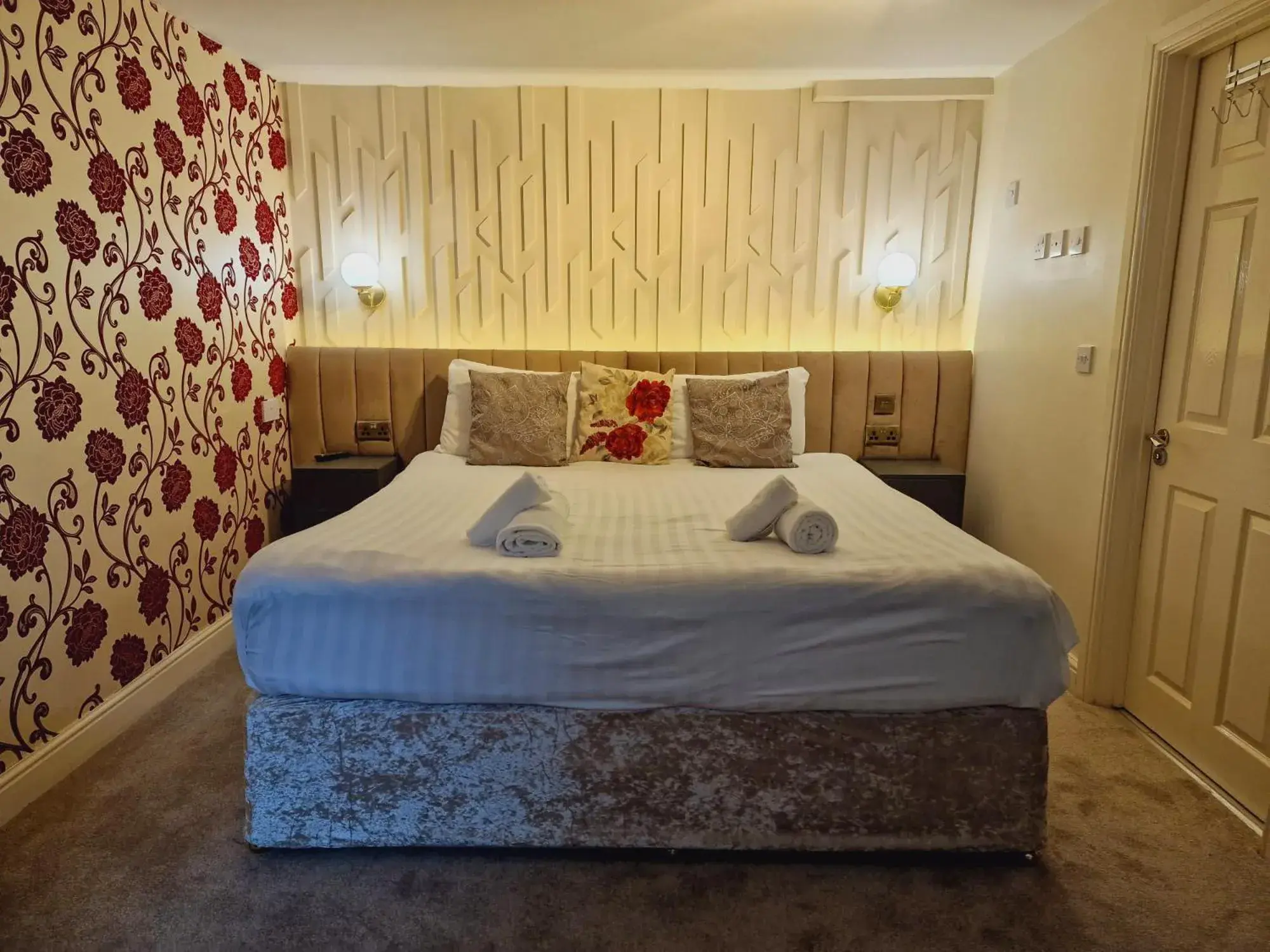 Bedroom, Bed in Wentworth House - Free Parking Bedroom, Bed in Wentworth House - Free Parking