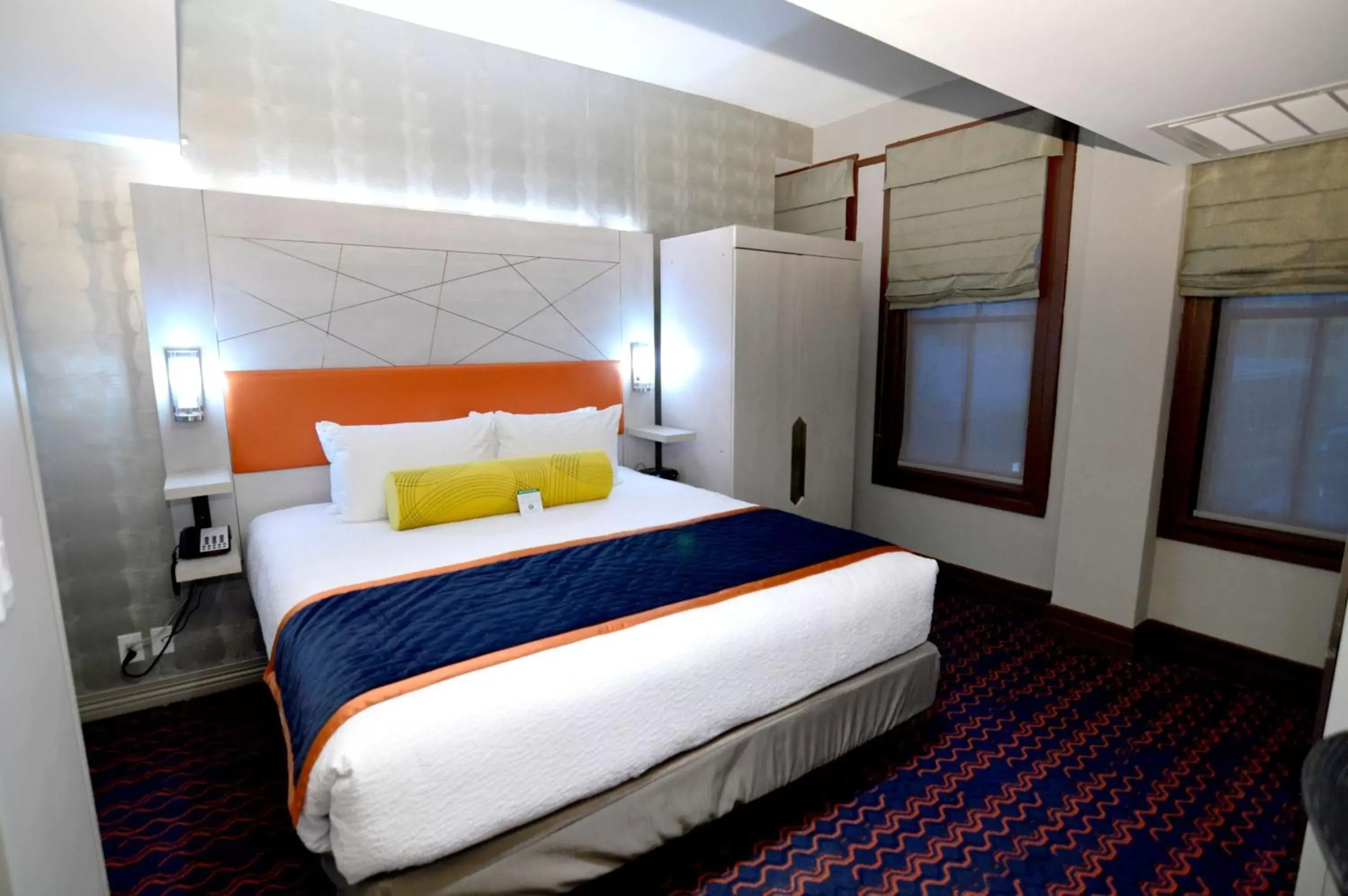 TV and multimedia, Bed in Best Western Premier Historic Travelers Hotel Alamo/Riverwalk